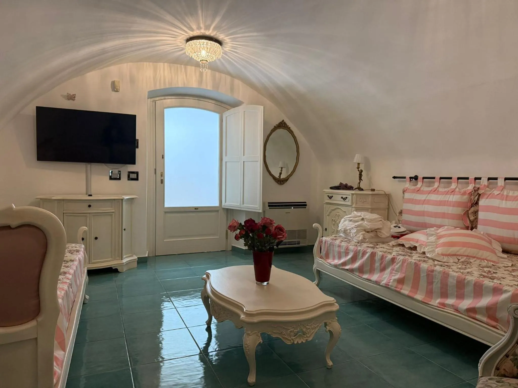 TV and multimedia, Bed in The Crown Palace - Gallipoli