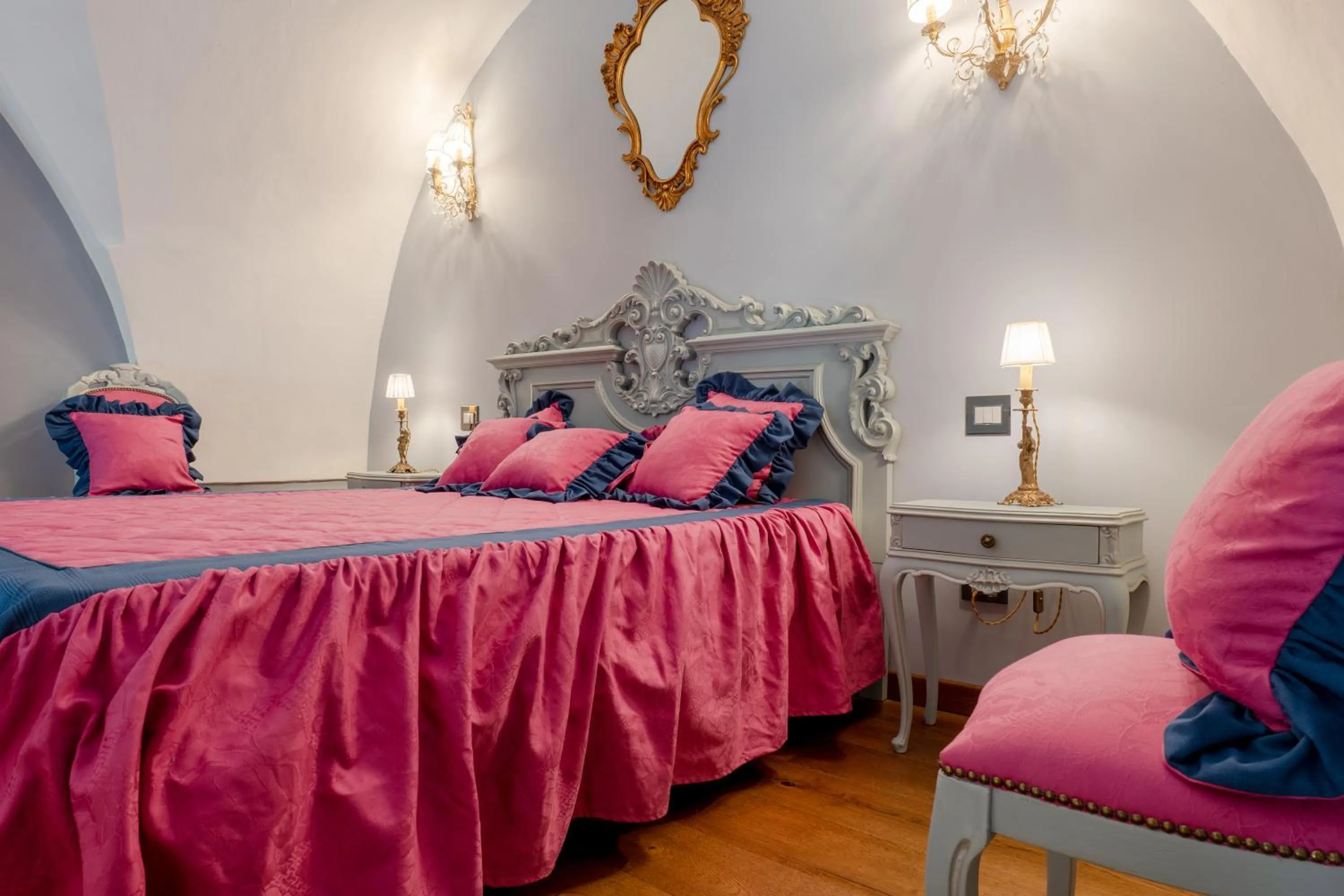 Bedroom, Bed in The Crown Palace - Gallipoli