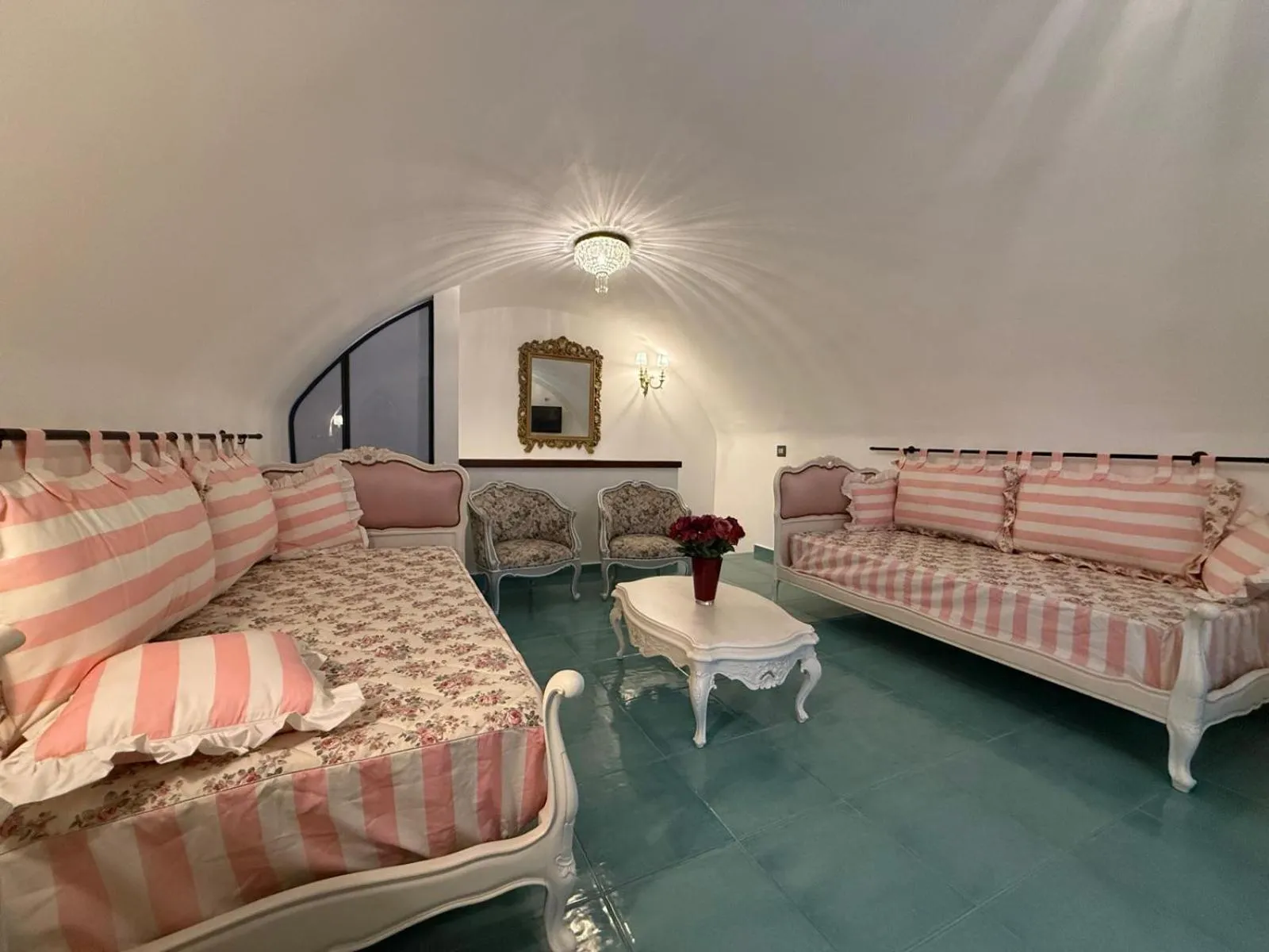 Living room, Bed in The Crown Palace - Gallipoli