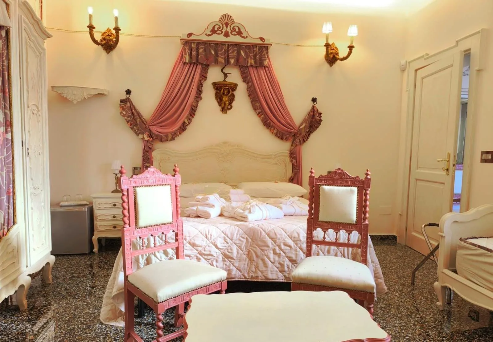Bed in The Crown Palace - Gallipoli