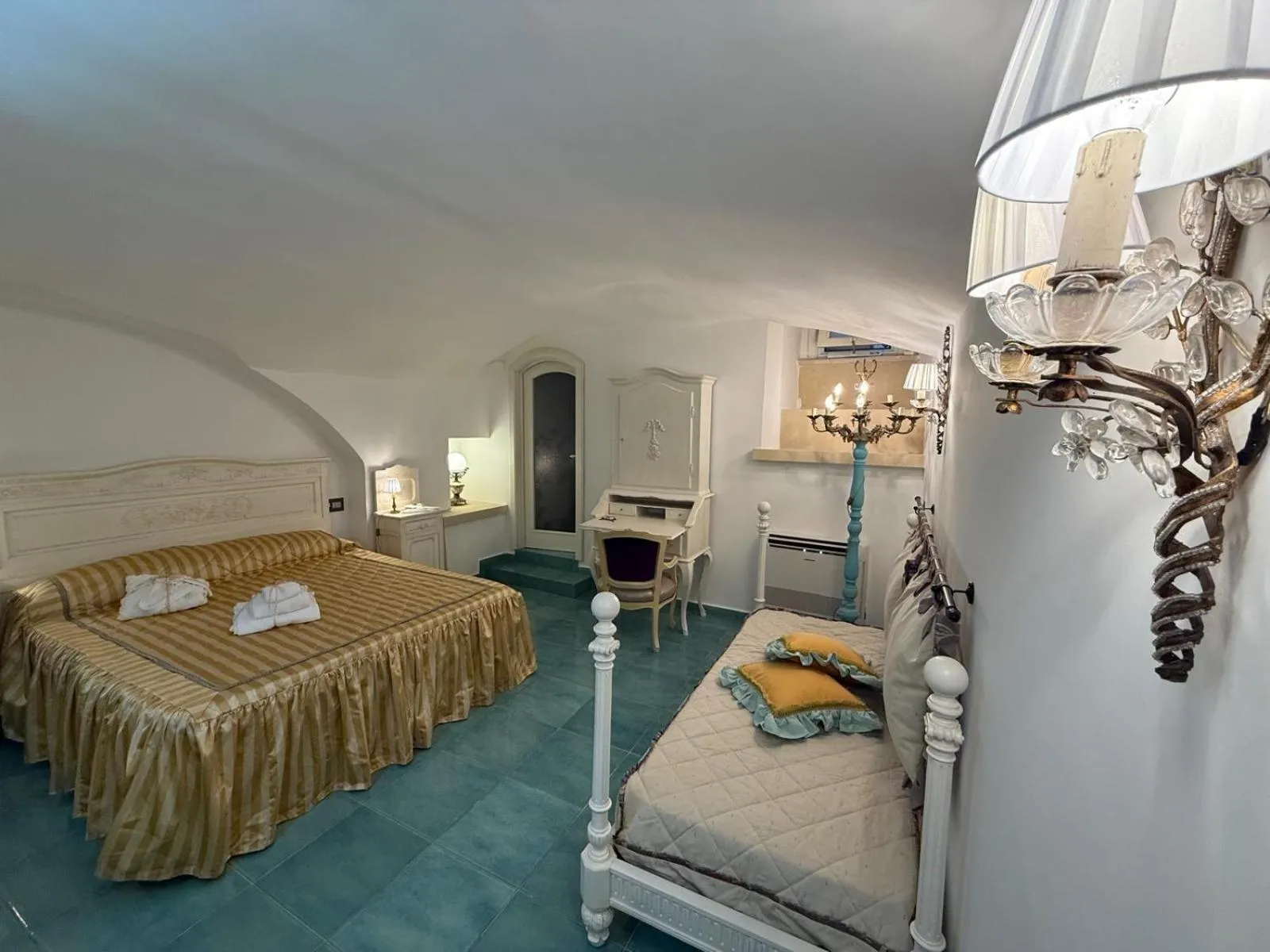 Bed in The Crown Palace - Gallipoli