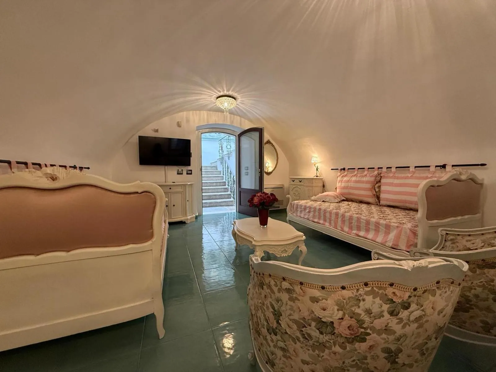 Living room, Bed in The Crown Palace - Gallipoli