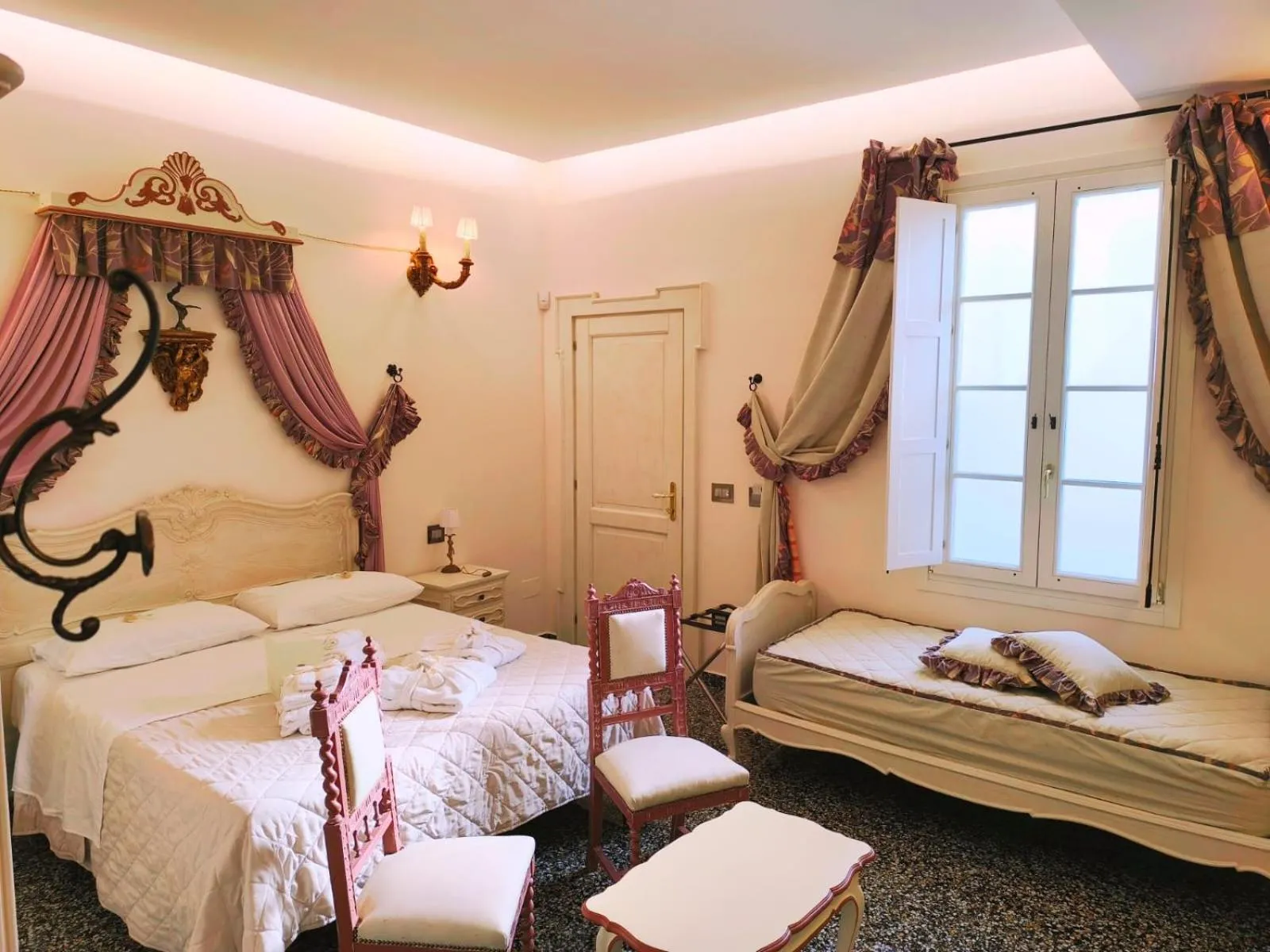 Photo of the whole room, Bed in The Crown Palace - Gallipoli