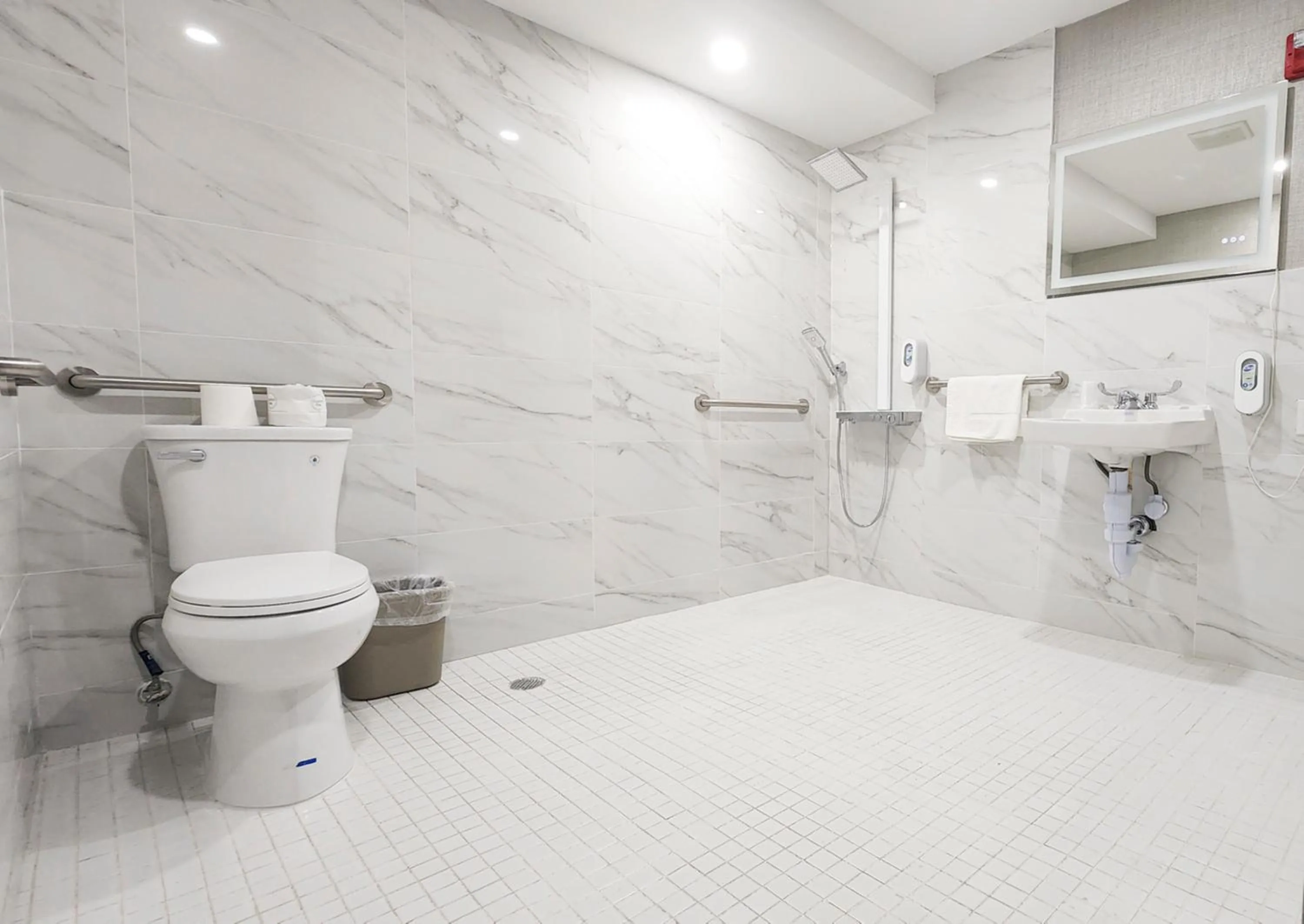 Bathroom in Hotel Fuego Bronx YANKEE STADIUM