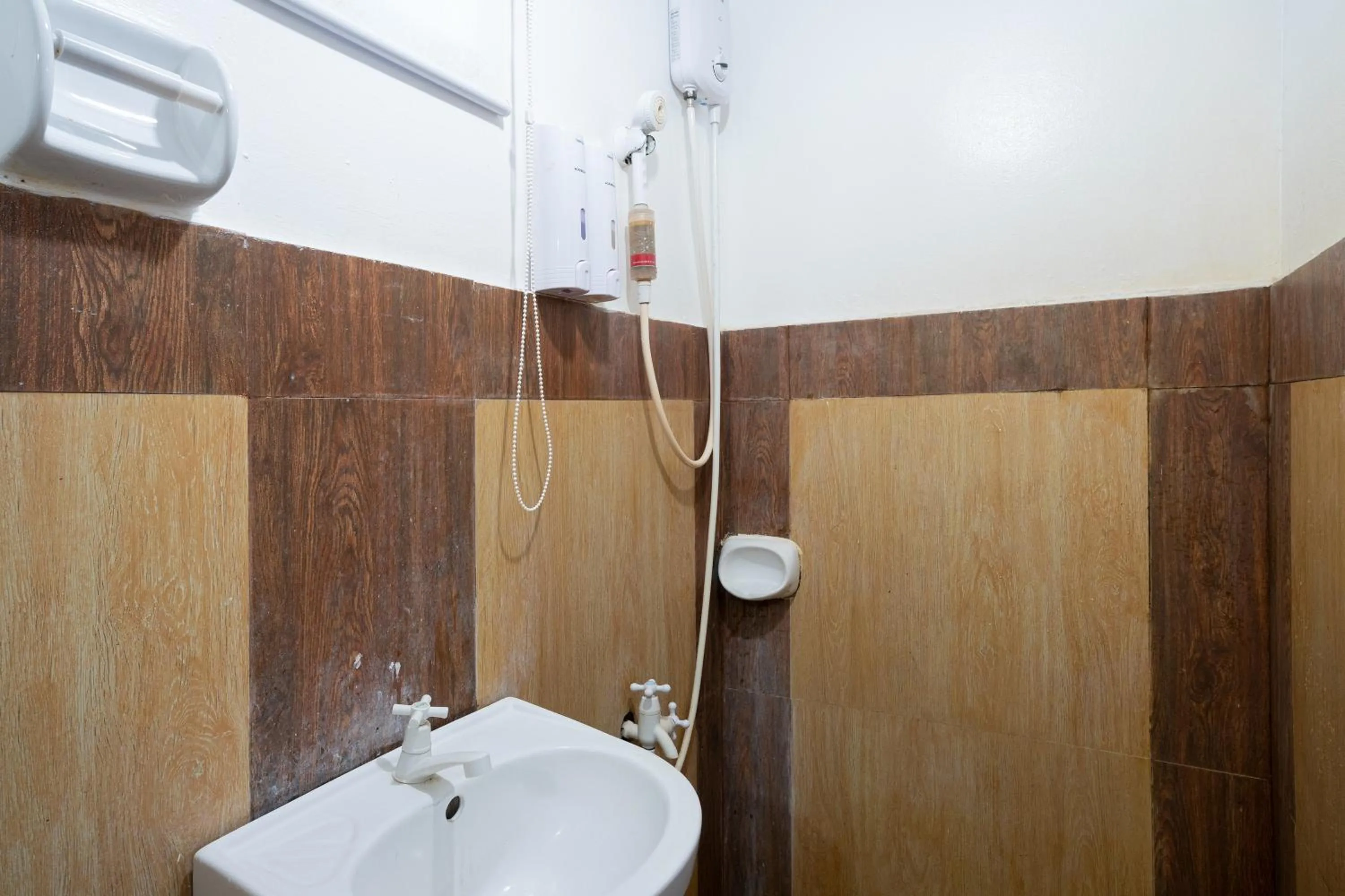 Bathroom in Costas De Liwa Bar & Beach Resort