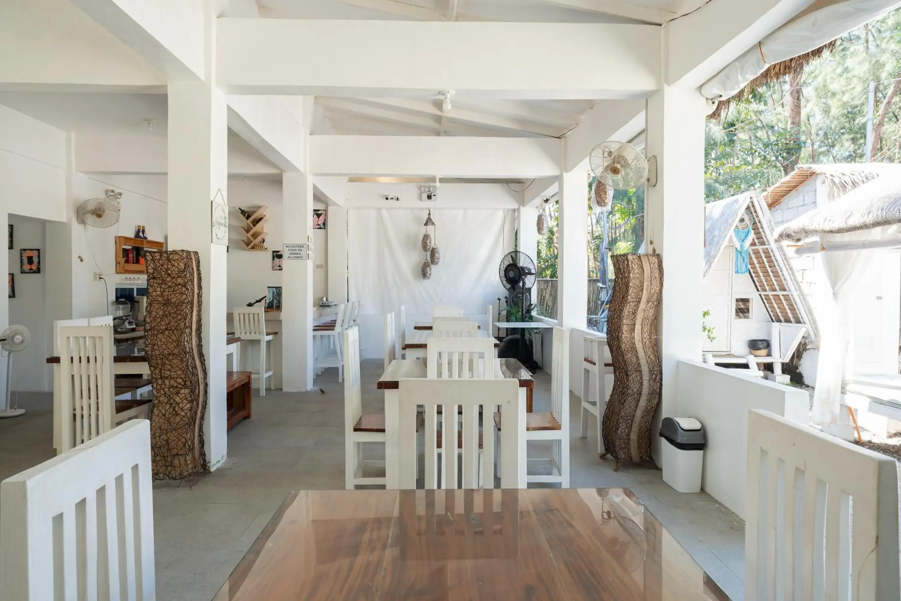 Restaurant/places to eat in Costas De Liwa Bar & Beach Resort Restaurant/places to eat in Costas De Liwa Bar & Beach Resort