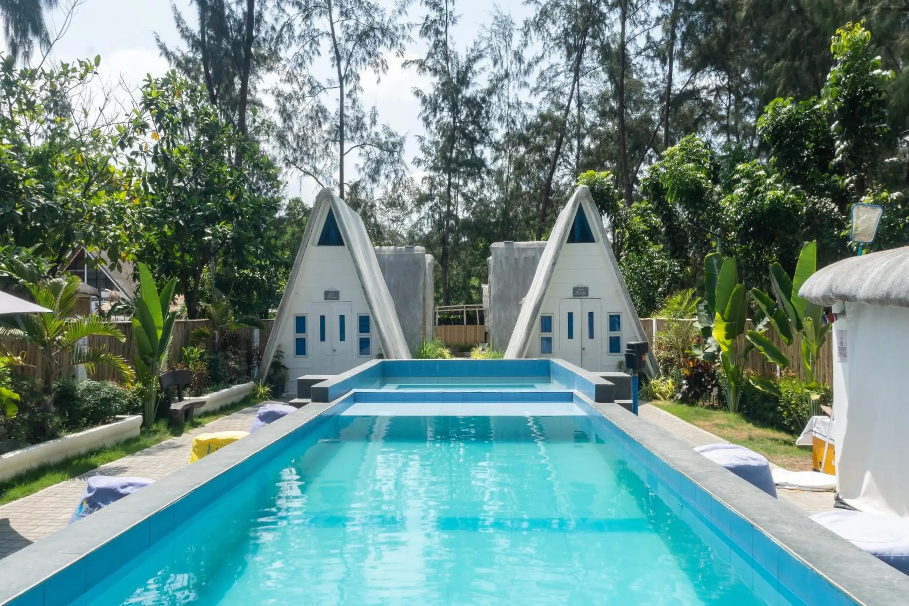 Swimming pool in Costas De Liwa Bar & Beach Resort Swimming pool in Costas De Liwa Bar & Beach Resort