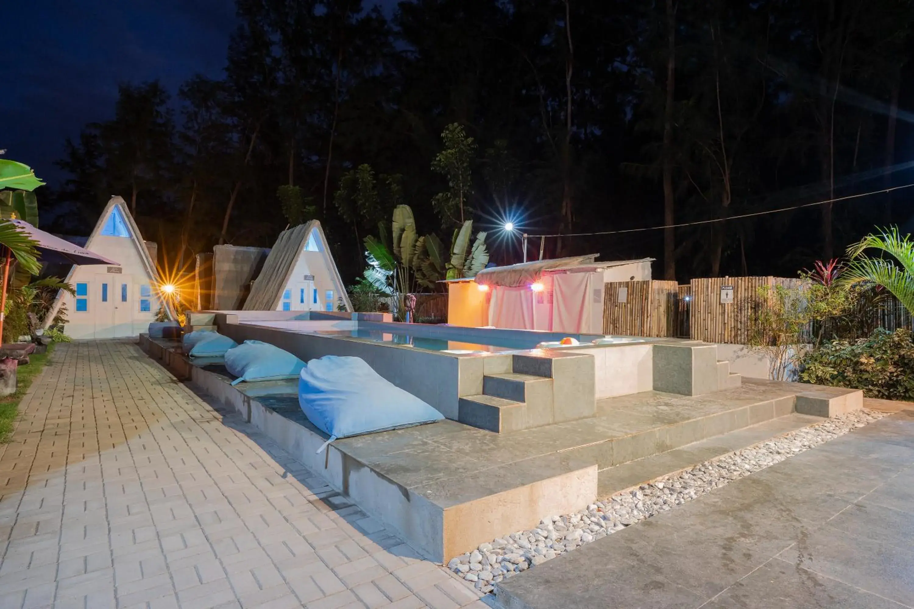 Swimming pool in Costas De Liwa Bar & Beach Resort Swimming pool in Costas De Liwa Bar & Beach Resort