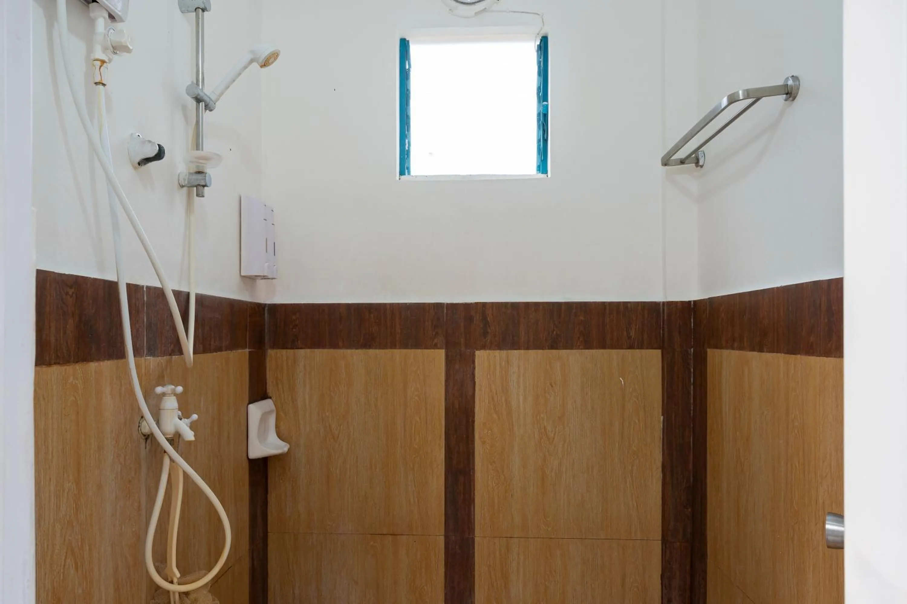 Bathroom in Costas De Liwa Bar & Beach Resort