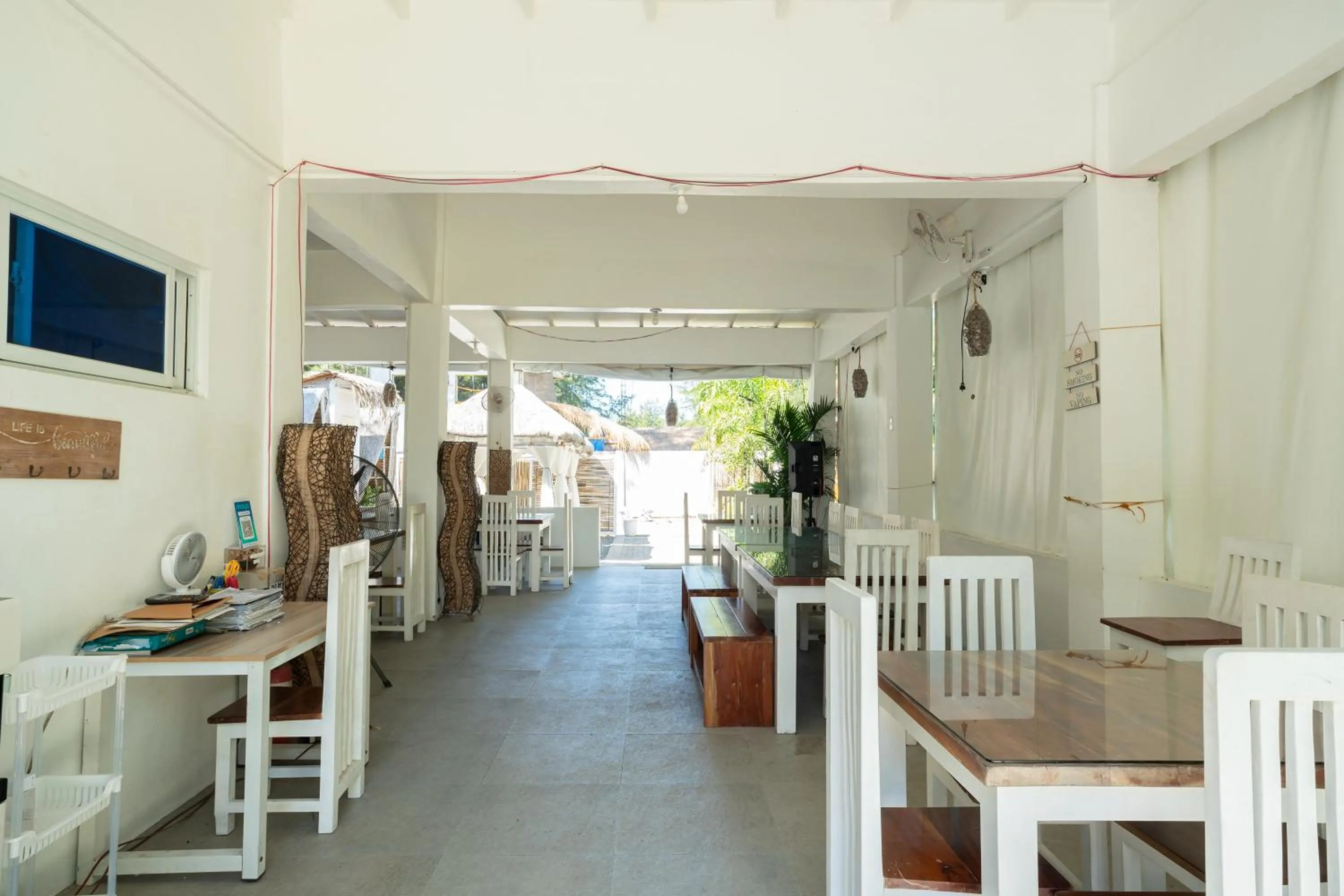 Restaurant/places to eat in Costas De Liwa Bar & Beach Resort