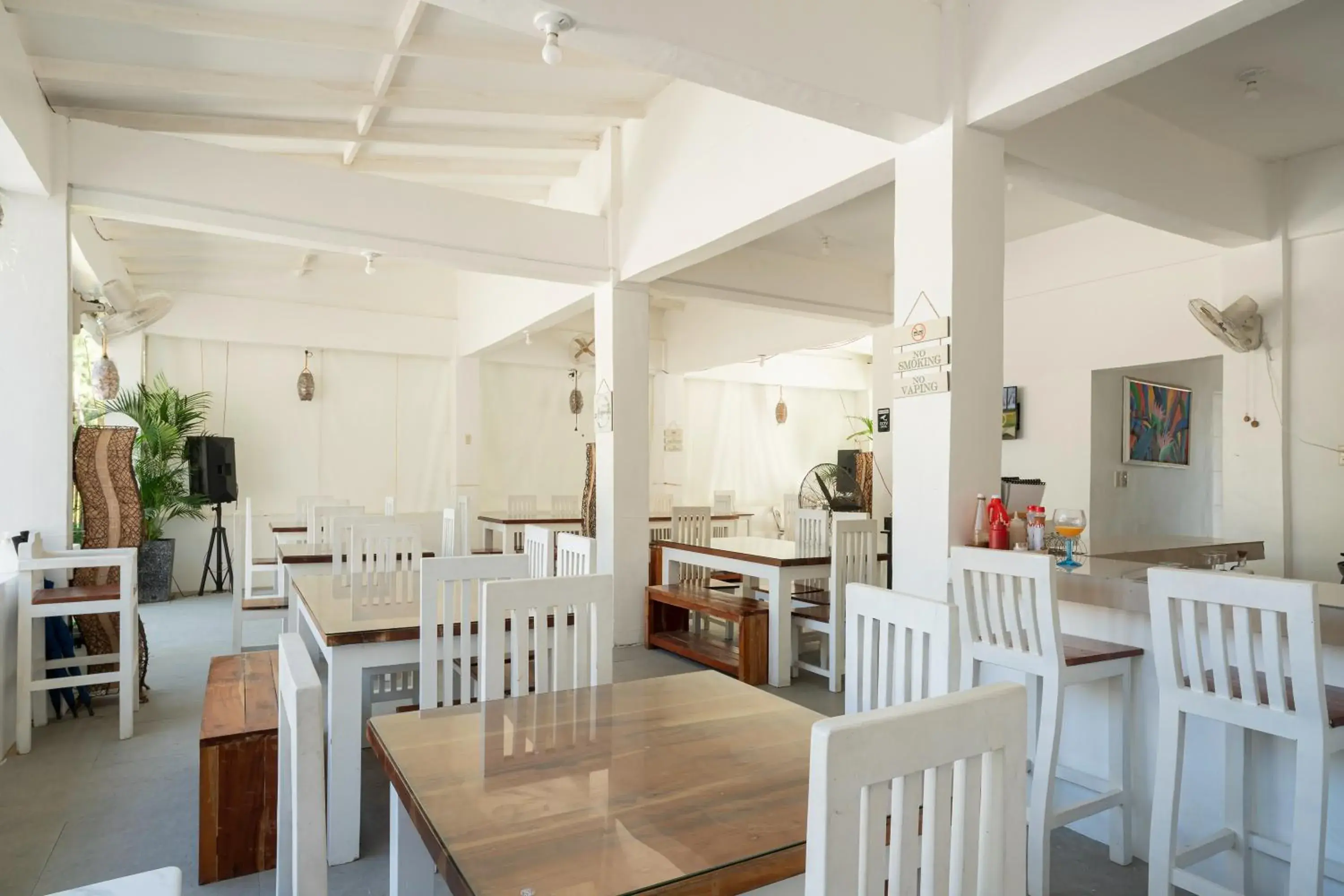 Restaurant/places to eat in Costas De Liwa Bar & Beach Resort Restaurant/places to eat in Costas De Liwa Bar & Beach Resort