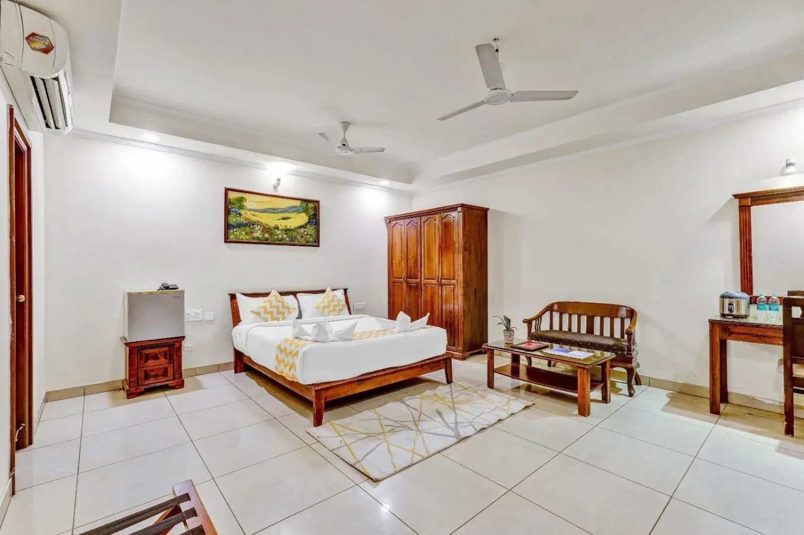 Superior King Room - single occupancy in Blossoms Hotel & Service Apartments Superior King Room - single occupancy in Blossoms Hotel & Service Apartments