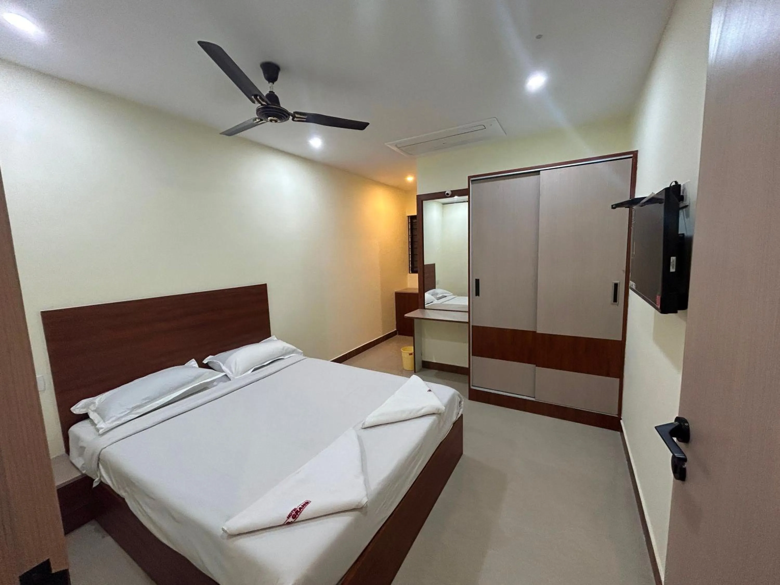 Bedroom, Bed in Hotel O U.G. Grand