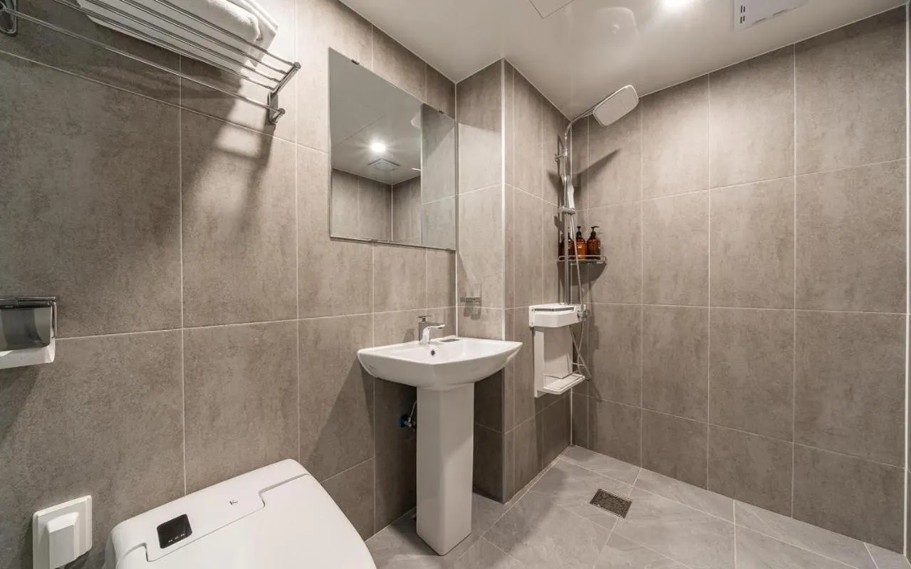 Deluxe Double Room in Mnlucky Hotel