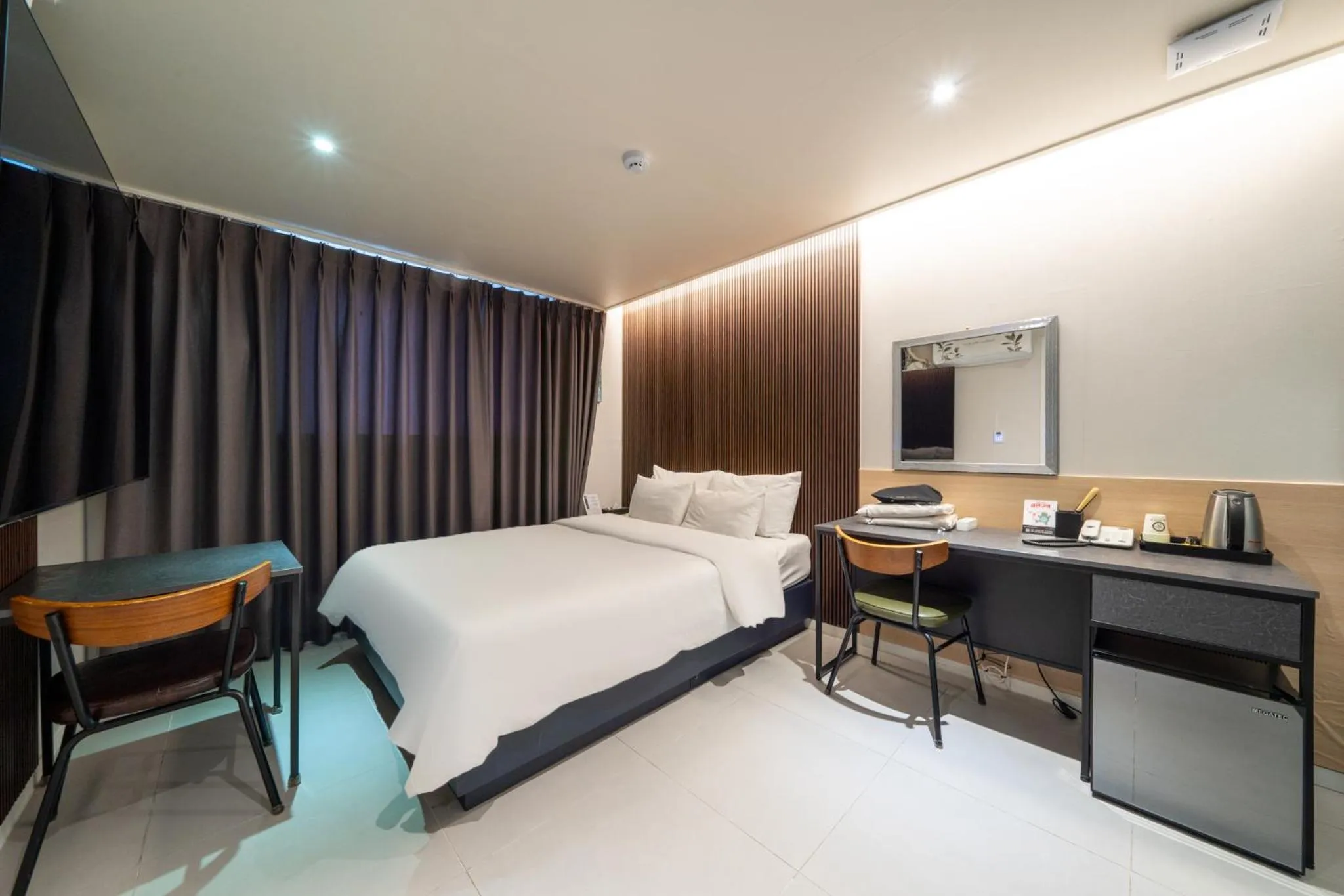 Bed in Mnlucky Hotel