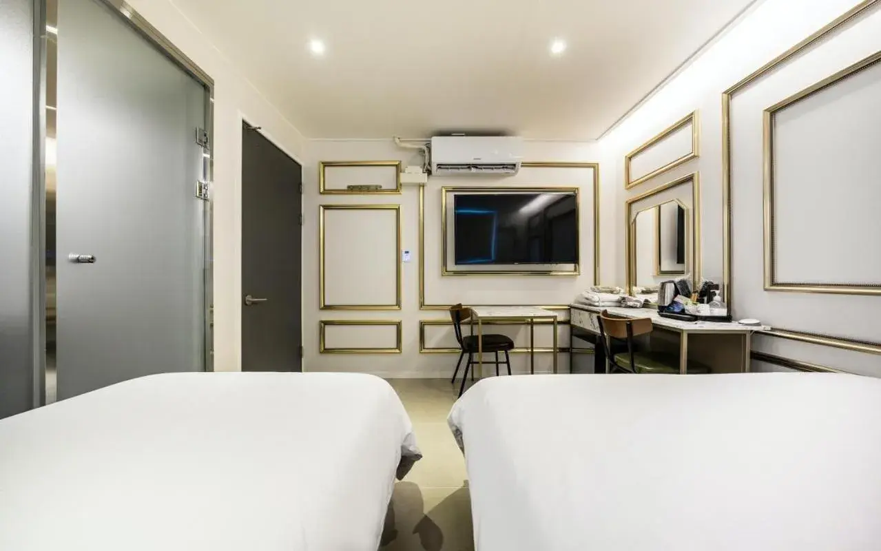 Twin Room in Mnlucky Hotel Twin Room in Mnlucky Hotel