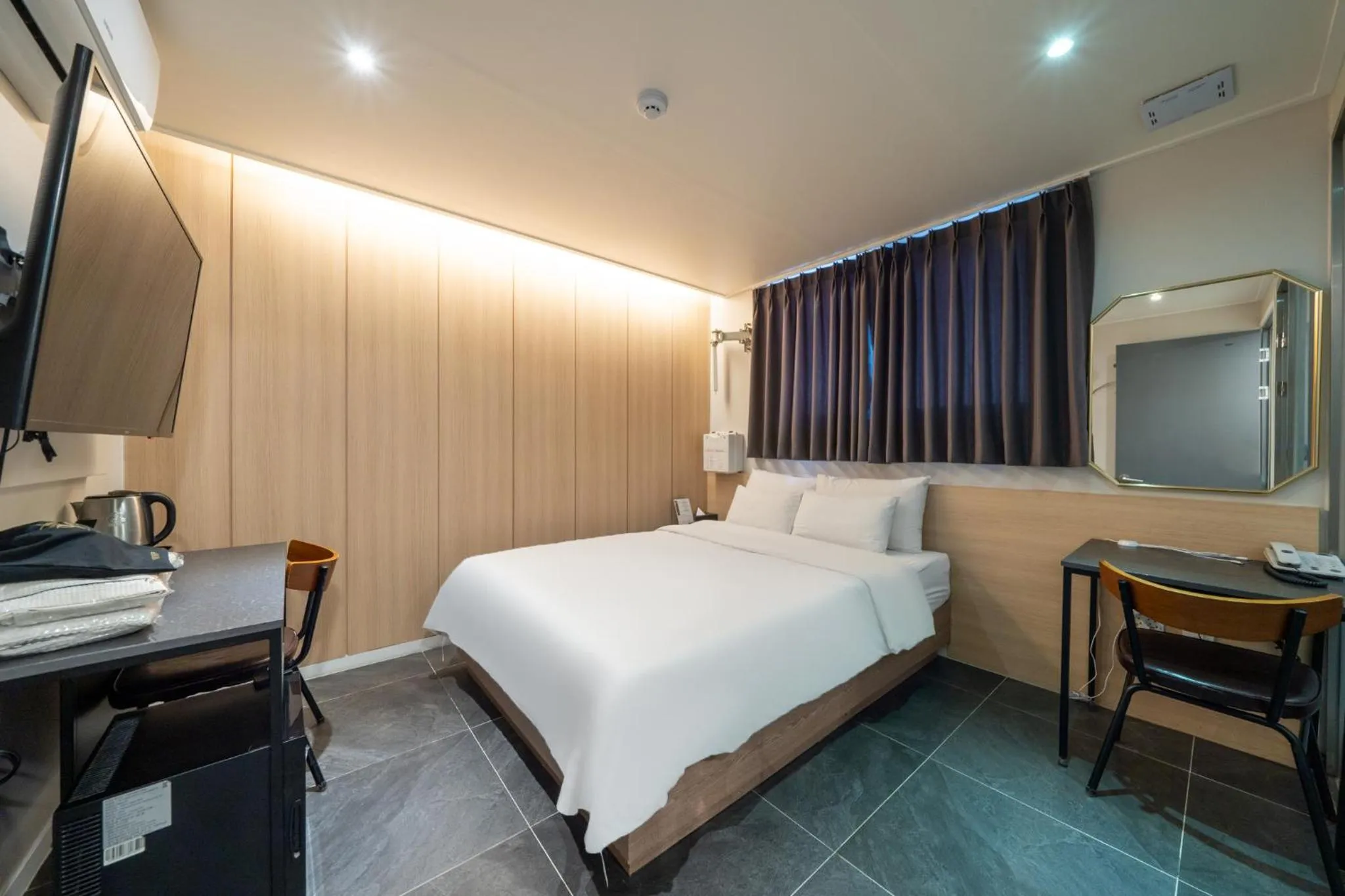 Bed in Mnlucky Hotel