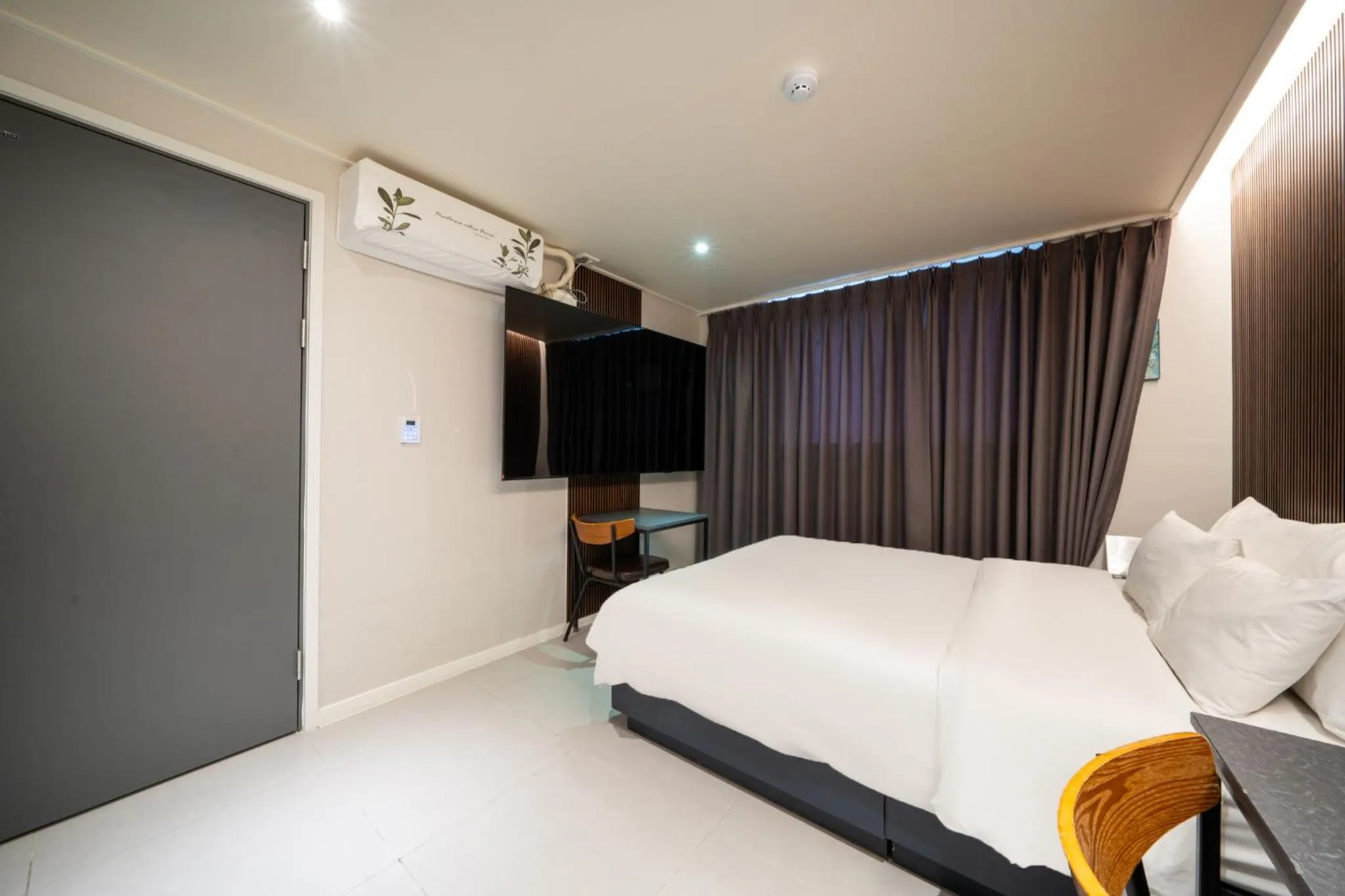 Bed in Mnlucky Hotel