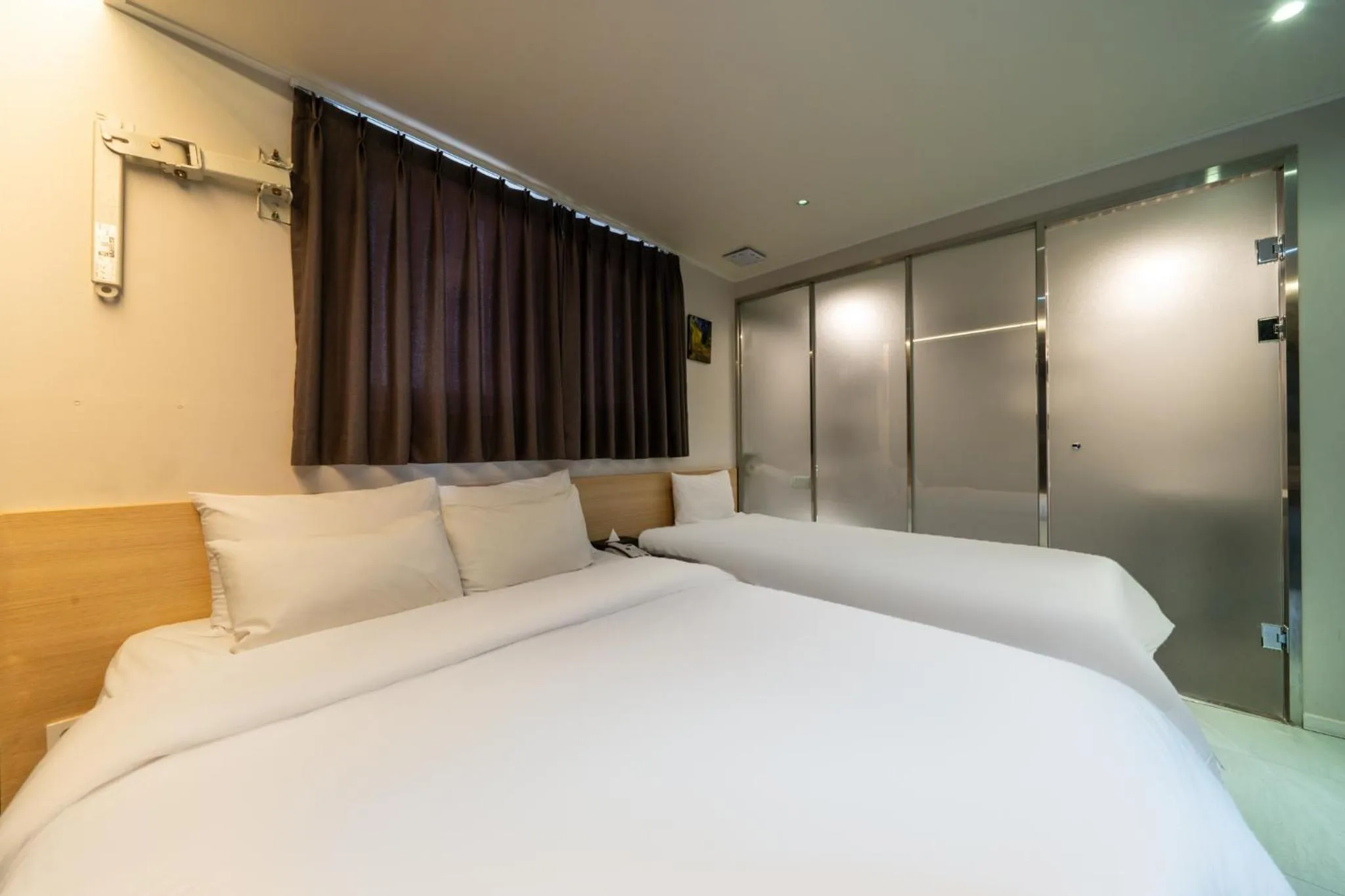 Bed in Mnlucky Hotel