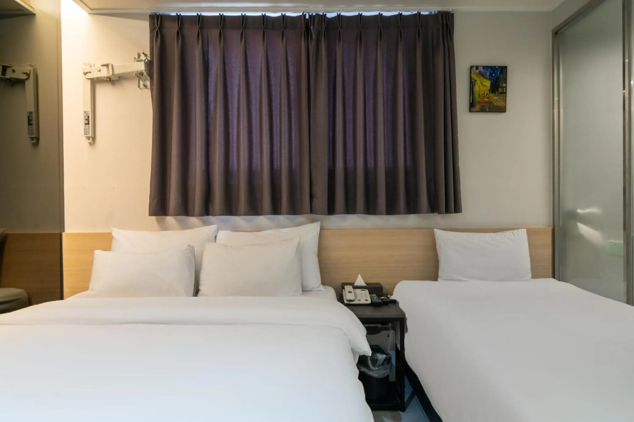 Bed in Mnlucky Hotel