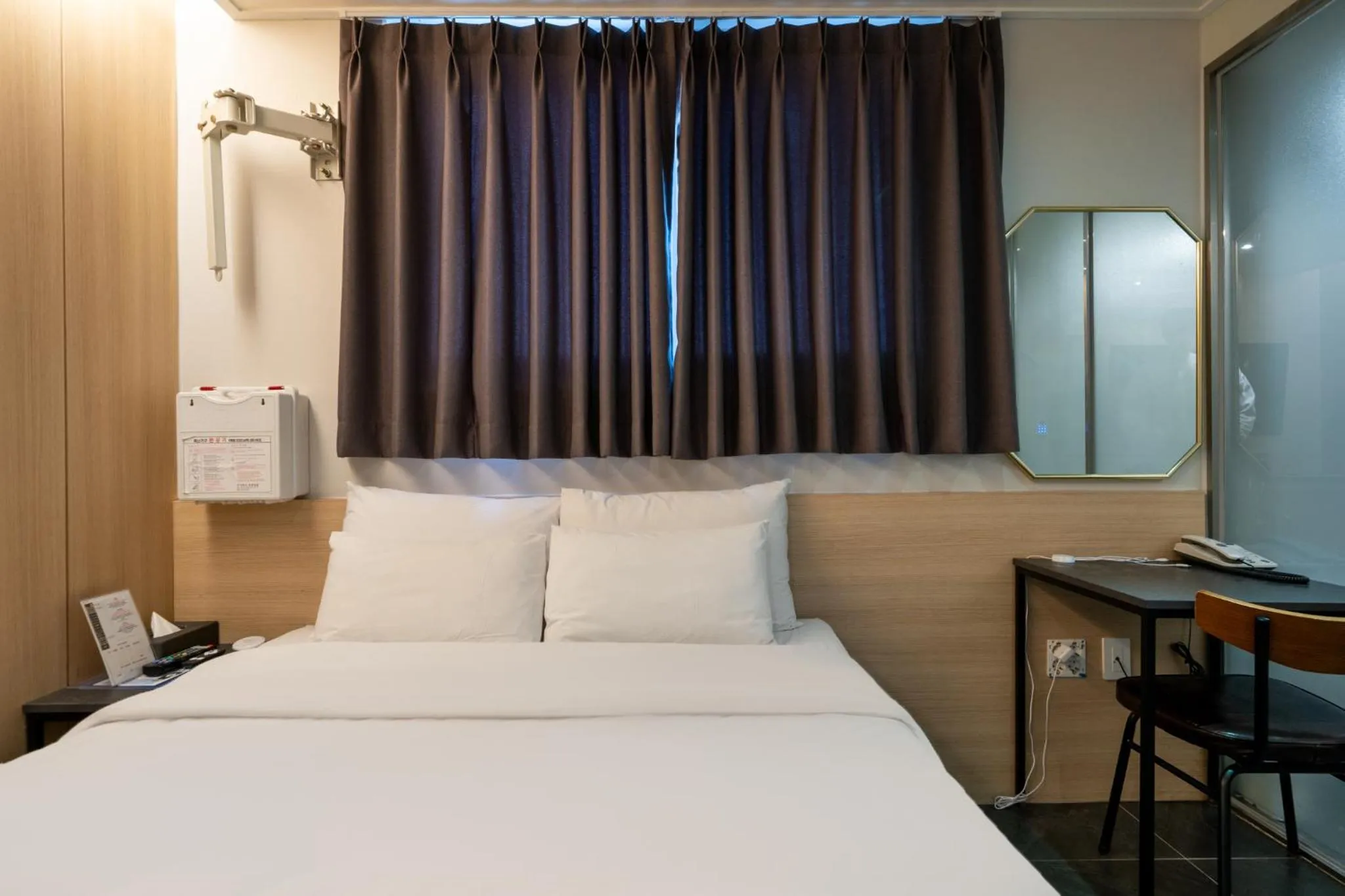 Bed in Mnlucky Hotel