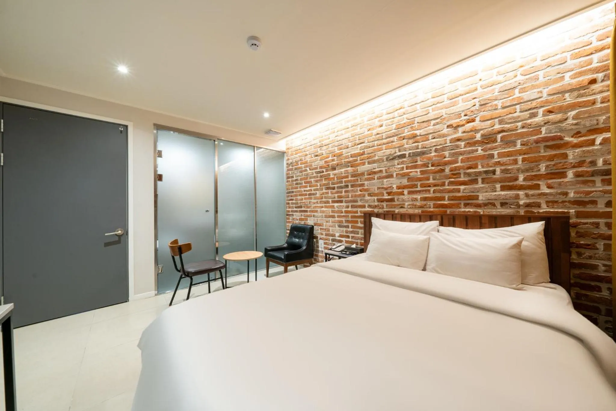 Bed in Mnlucky Hotel