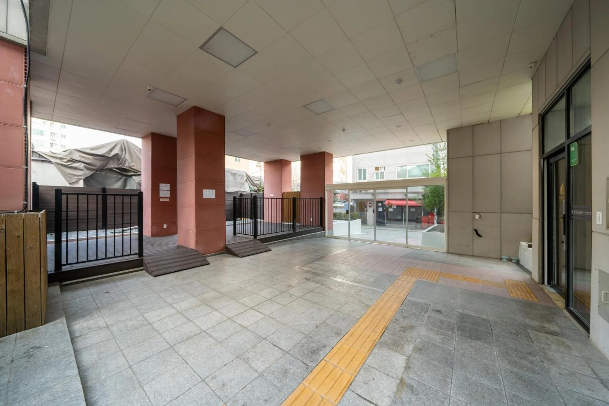 Property building in Mnlucky Hotel