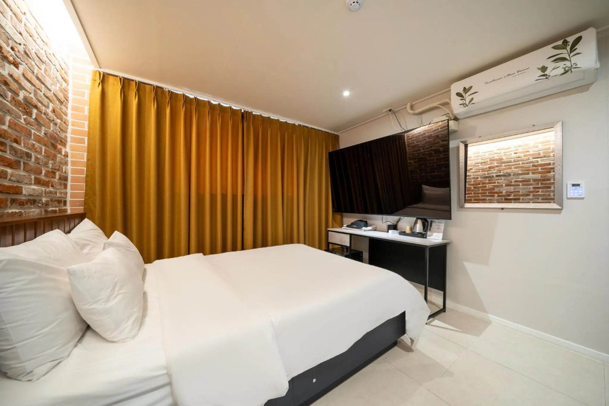 Bed in Mnlucky Hotel