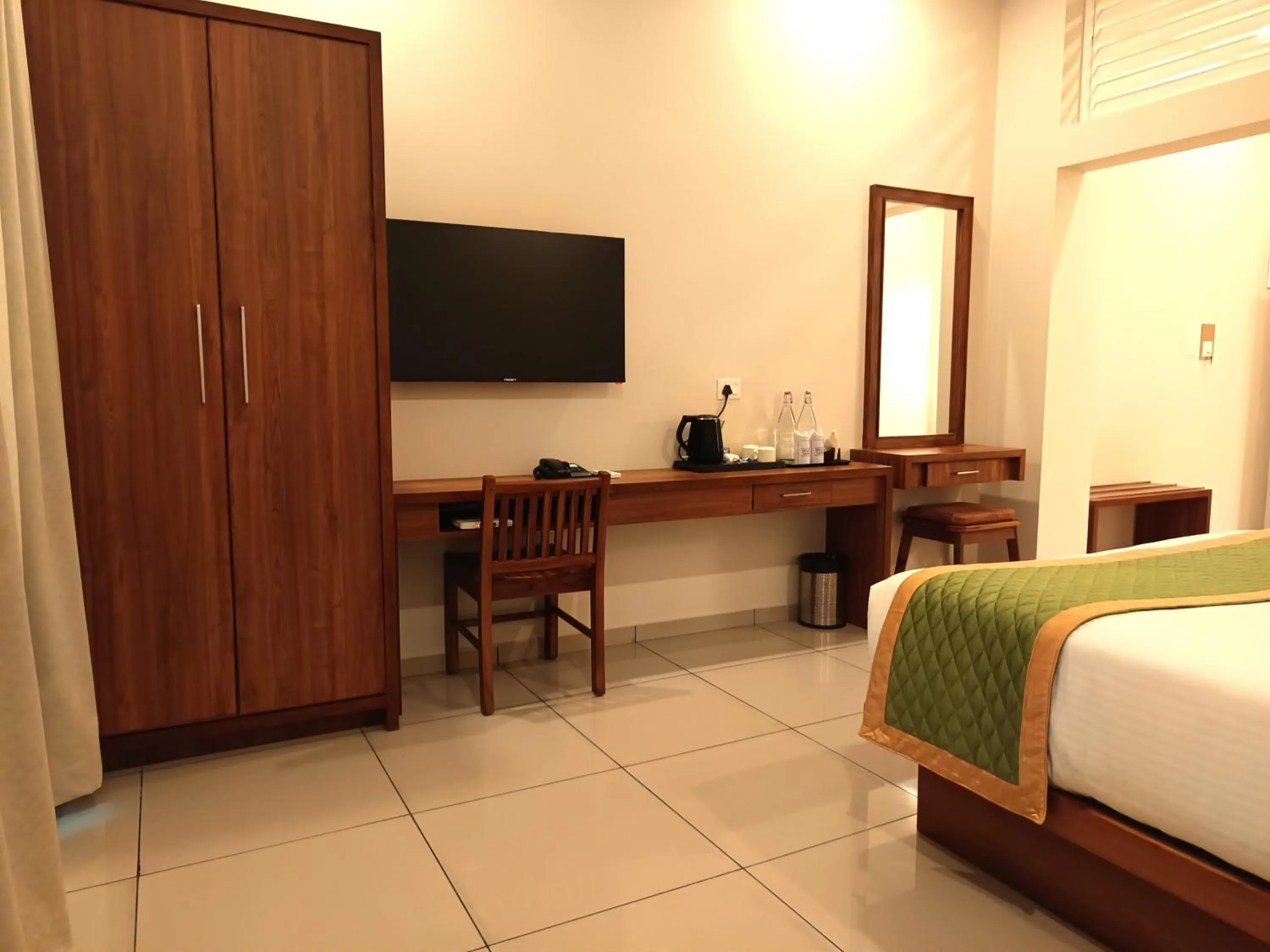 Living room, Bed in Misty Dale Luxury Resort & Spa