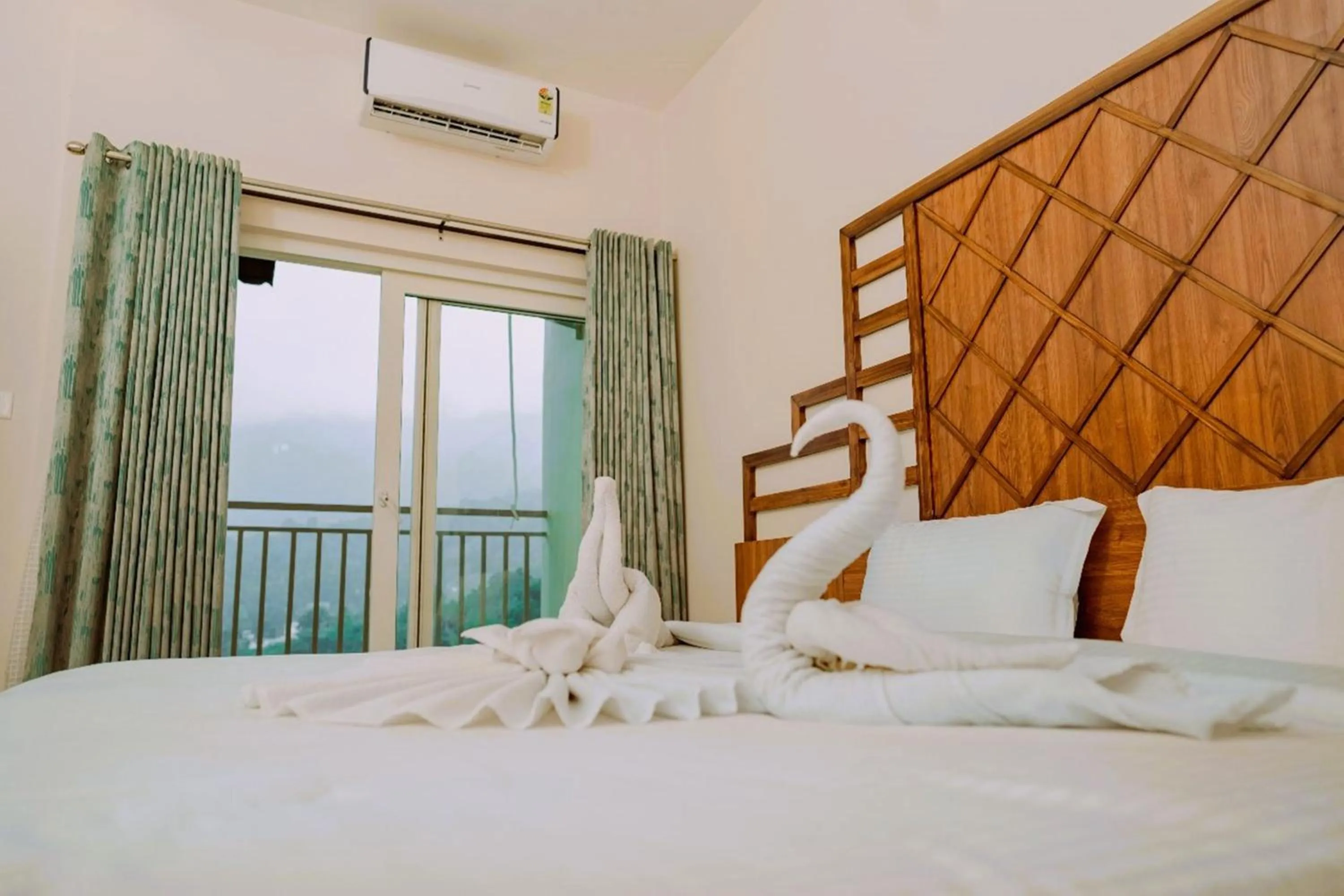 Bedroom, Bed in Misty Dale Luxury Resort & Spa