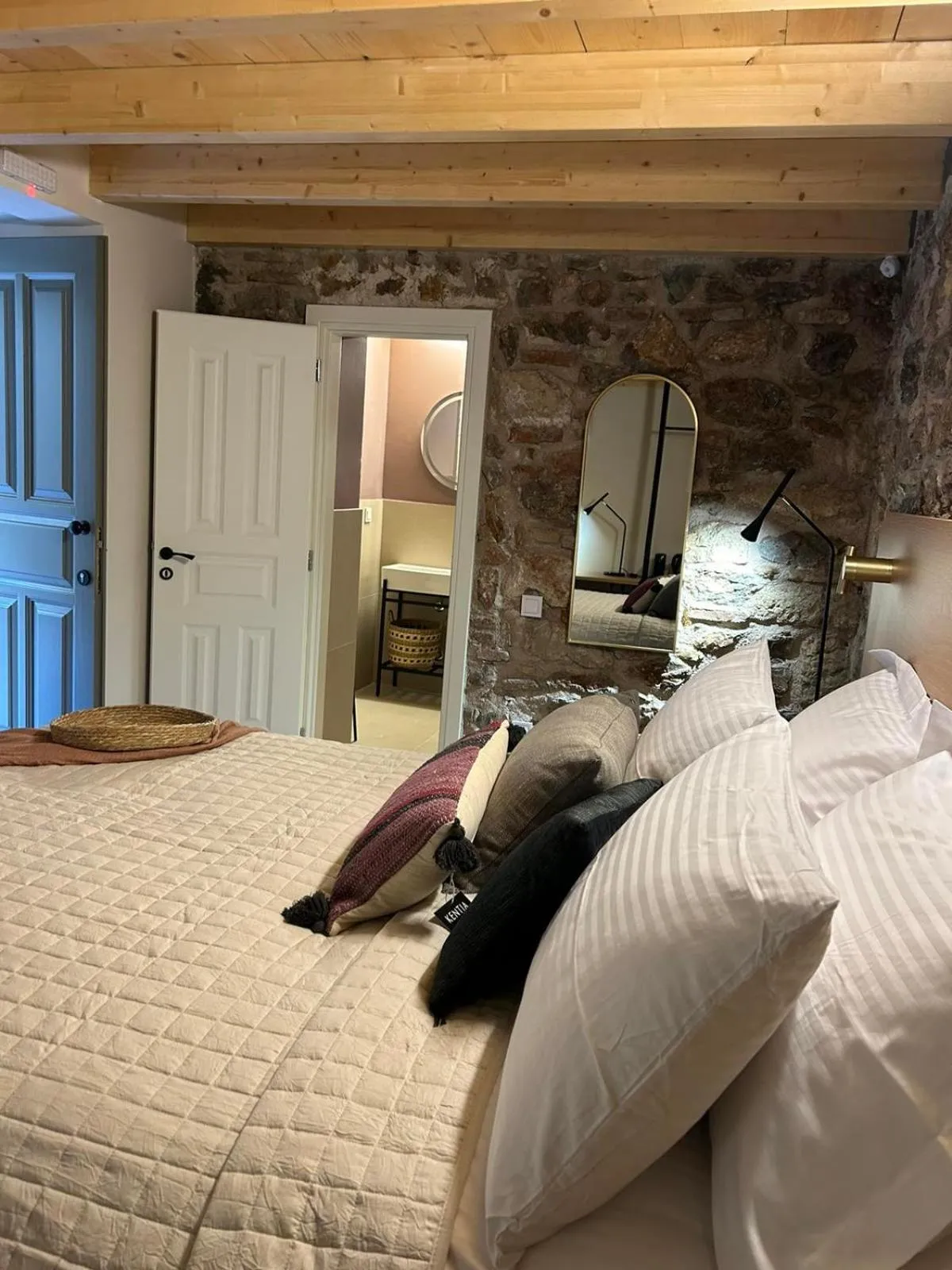 Photo of the whole room, Bed in Living Yard Acropolis