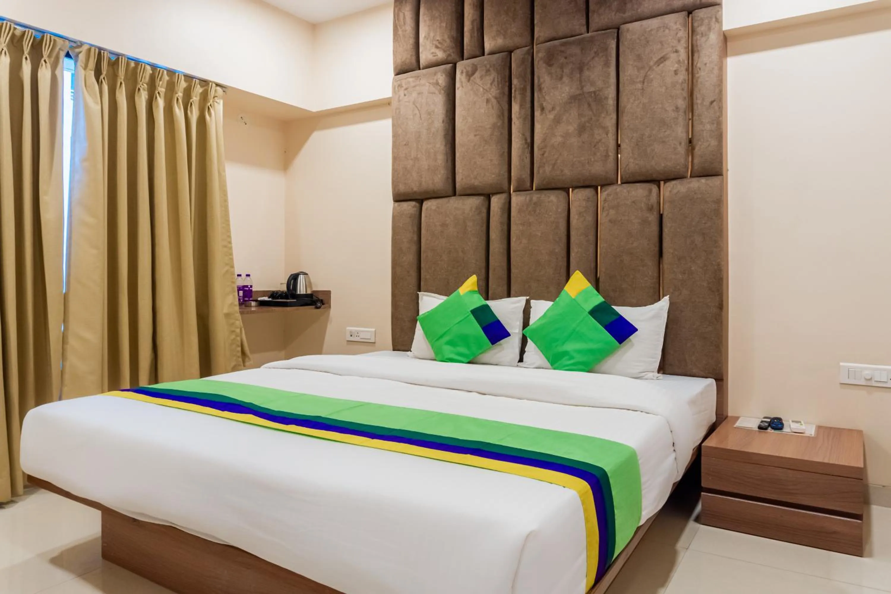 Bedroom, Bed in Treebo Blossom - Viman Nagar