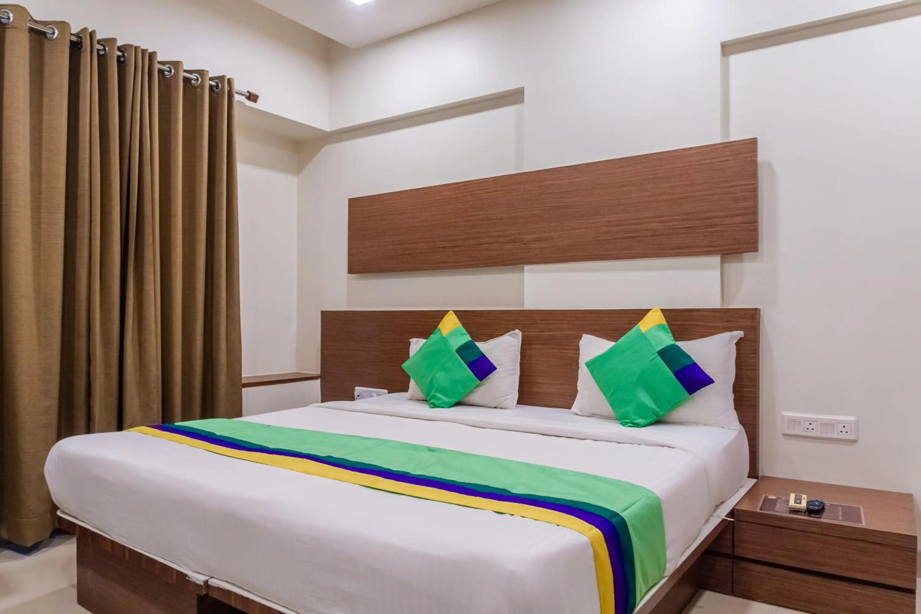 Bedroom, Bed in Treebo Blossom - Viman Nagar