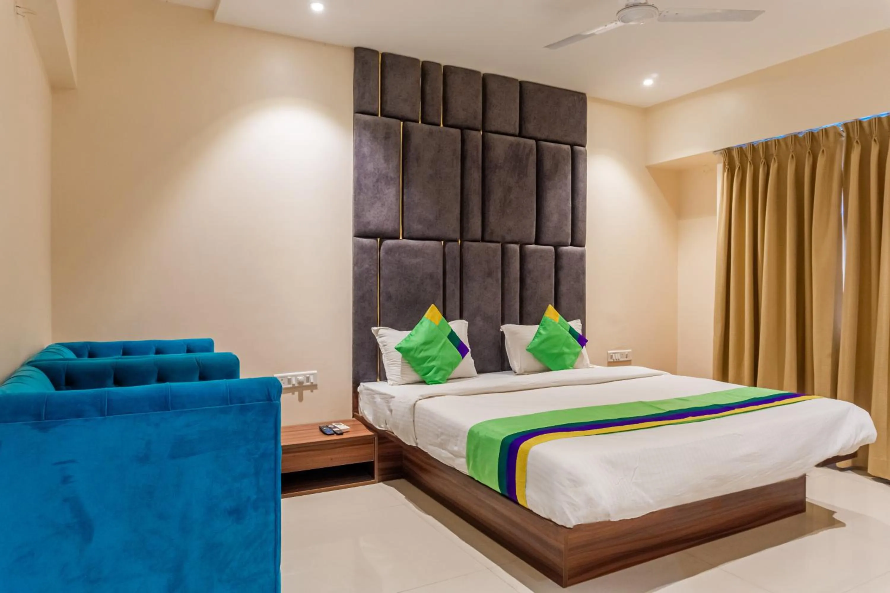 Bedroom, Bed in Treebo Blossom - Viman Nagar