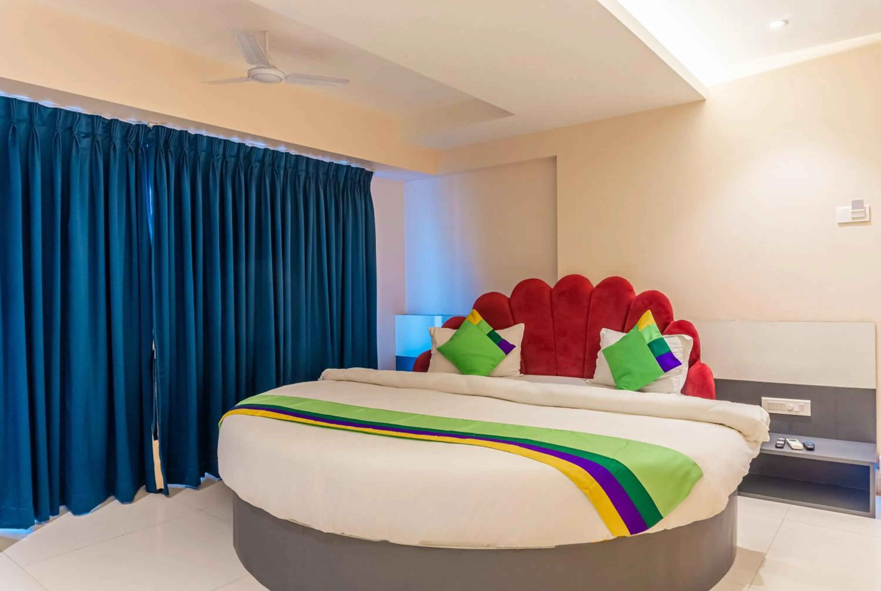 Bedroom, Bed in Treebo Blossom - Viman Nagar