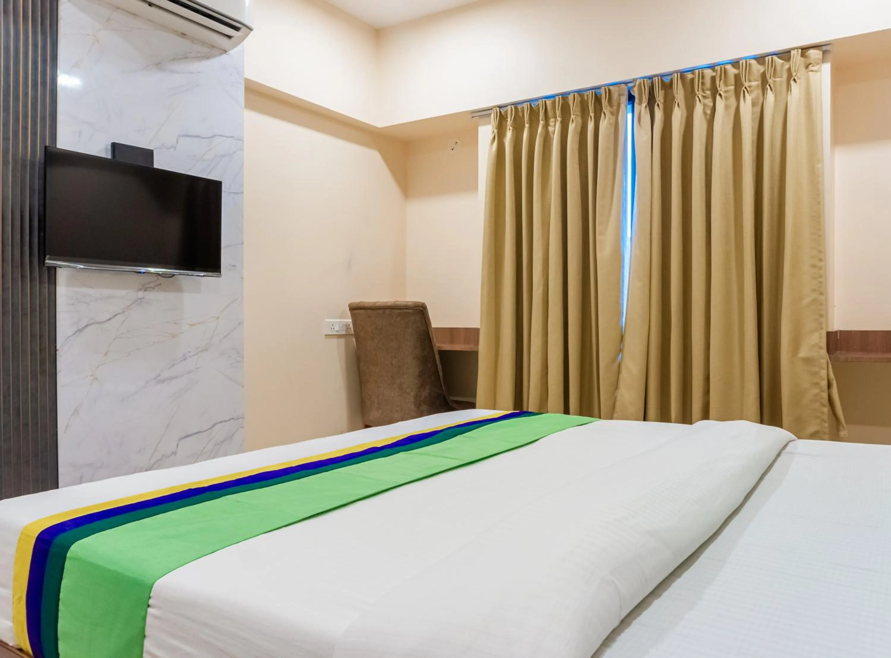 Bedroom, Bed in Treebo Blossom - Viman Nagar