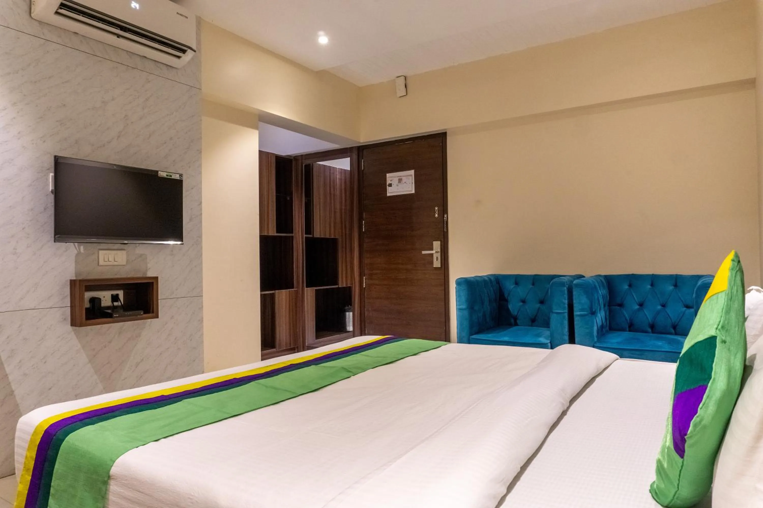 Bedroom, Bed in Treebo Blossom - Viman Nagar