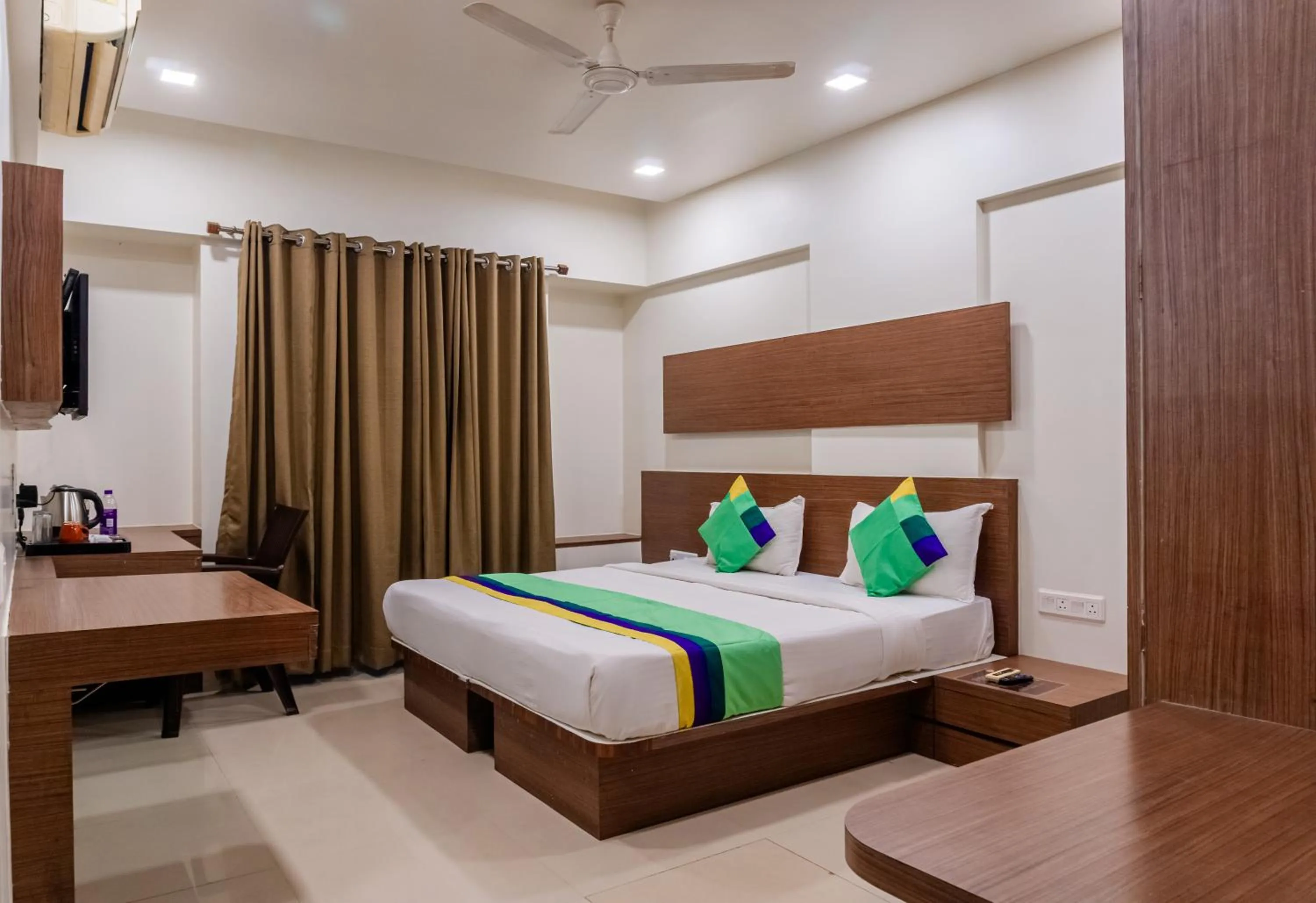 Bedroom, Bed in Treebo Blossom - Viman Nagar