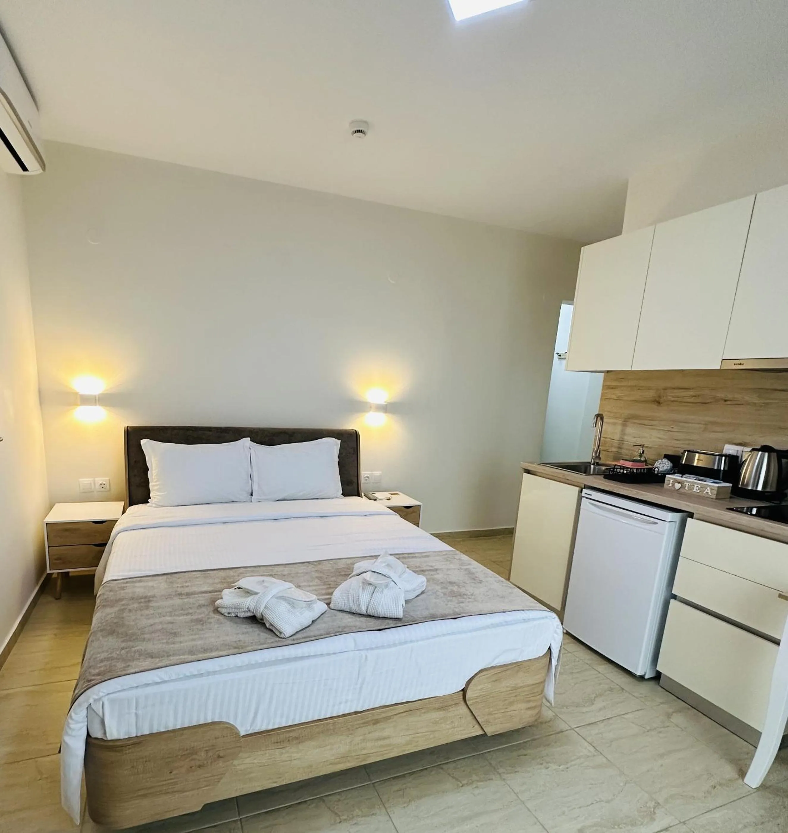 Photo of the whole room, Bed in Navarino Luxe Suites