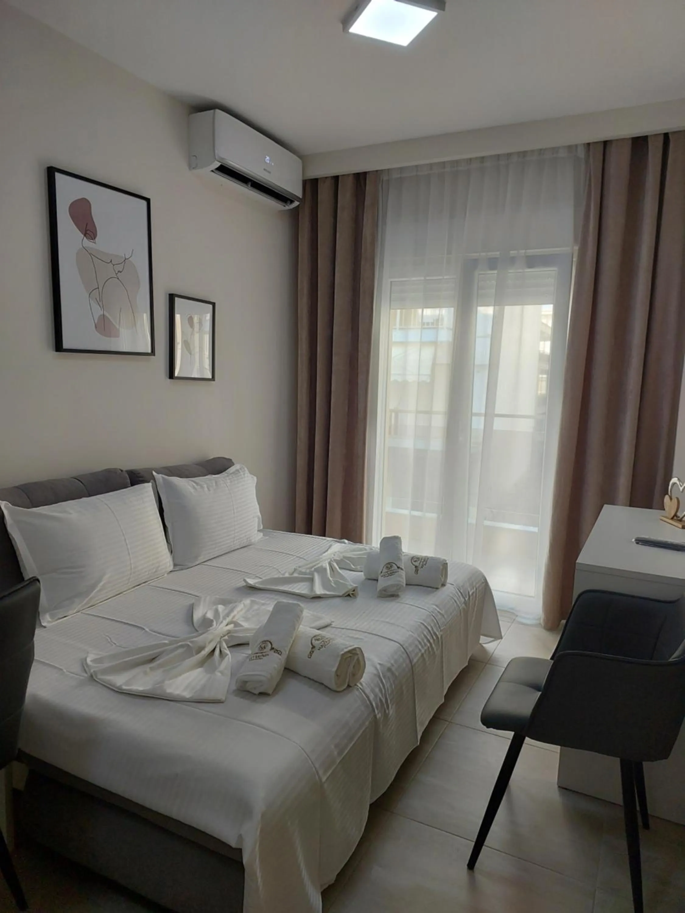 Photo of the whole room, Bed in Navarino Luxe Suites