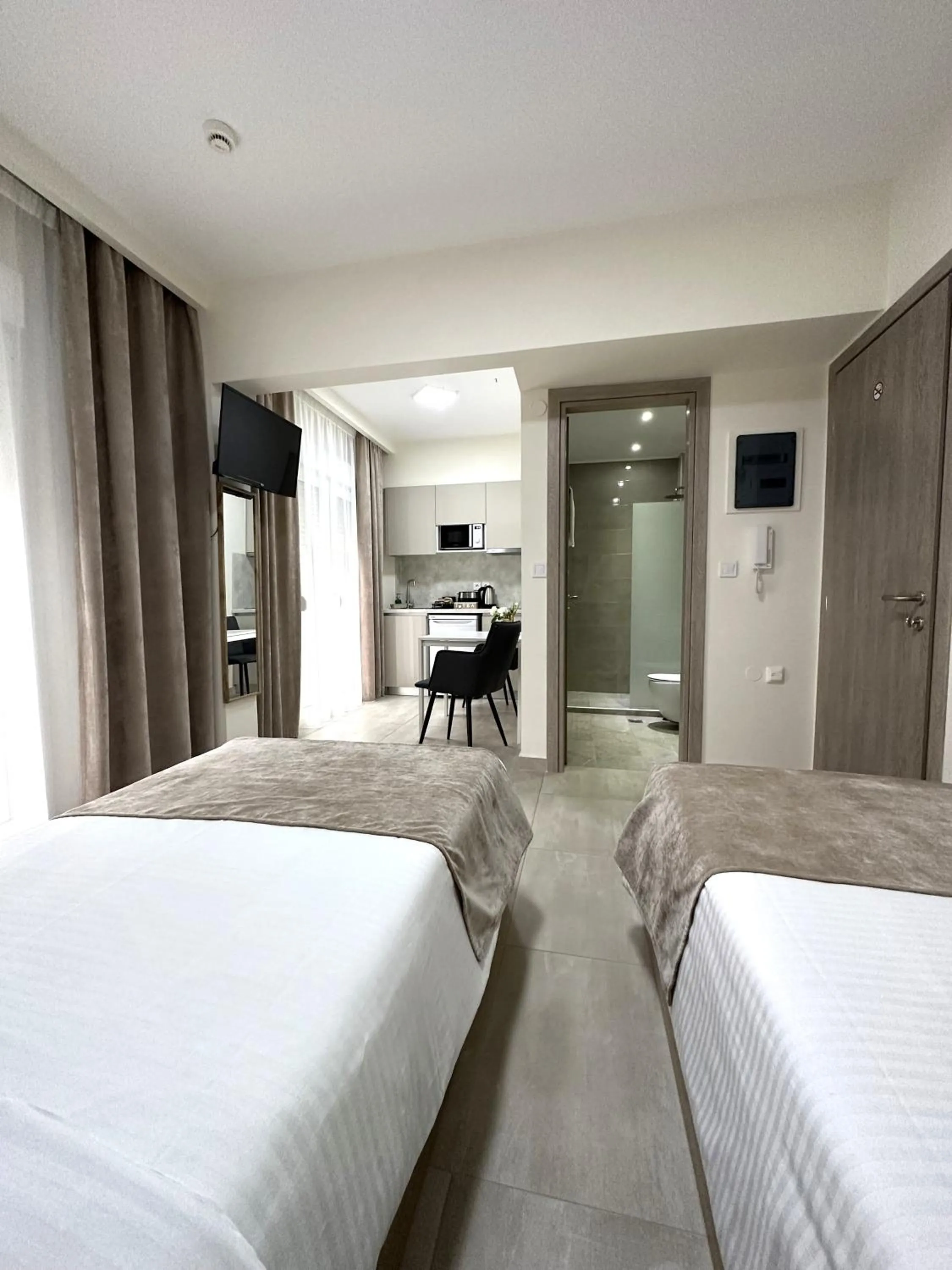 Photo of the whole room, Bed in Navarino Luxe Suites