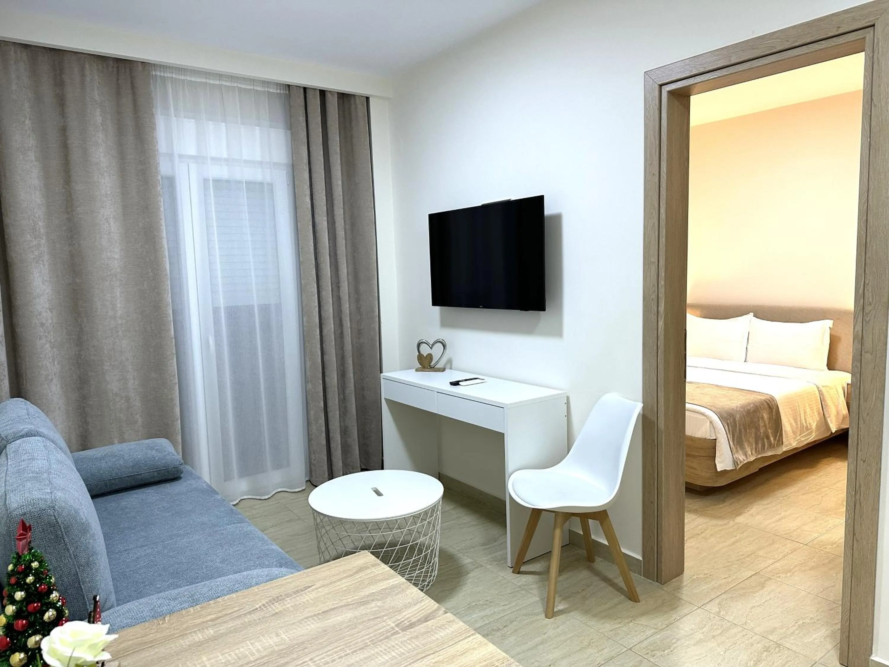 Photo of the whole room, Bed in Navarino Luxe Suites