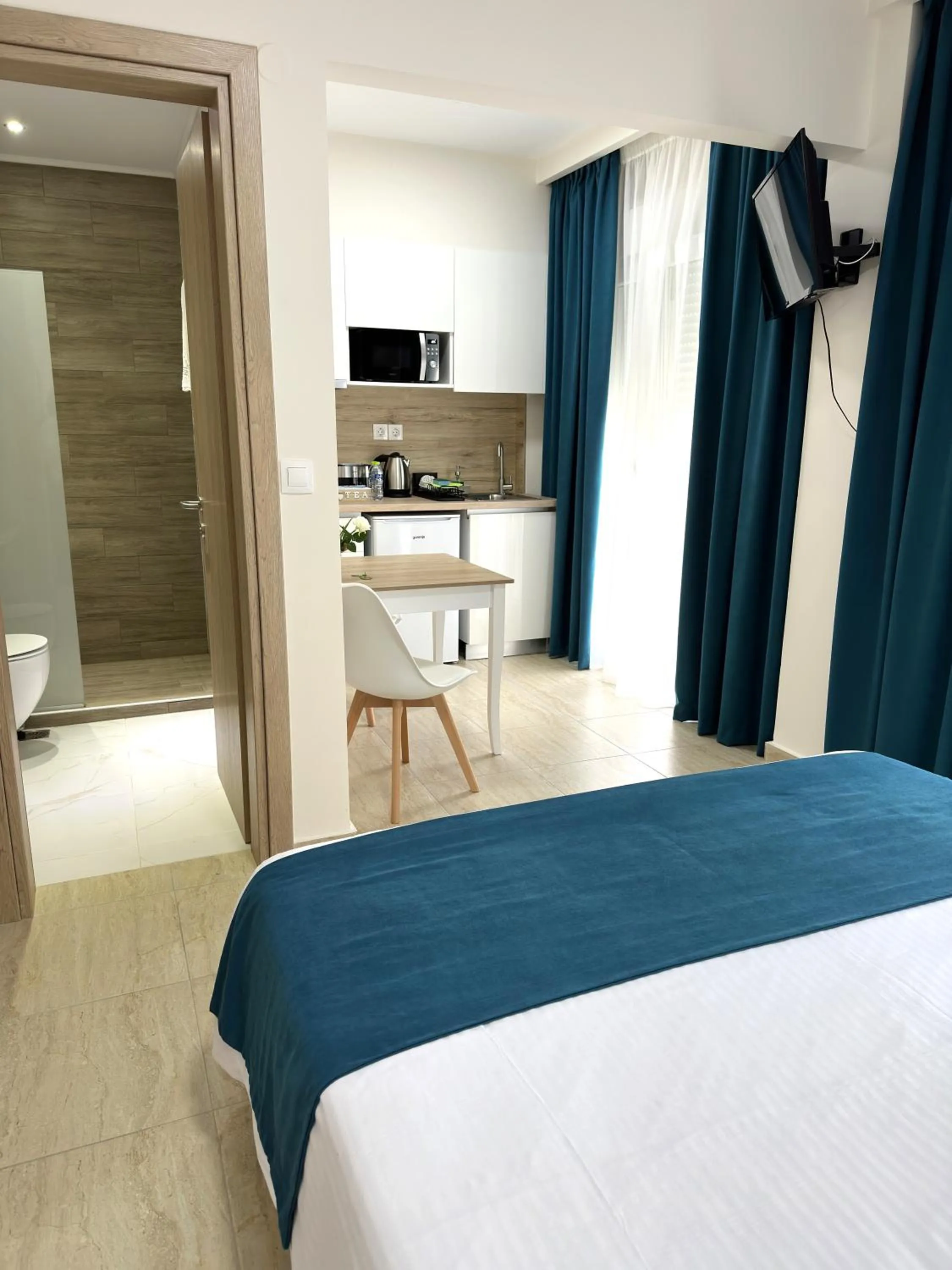 Photo of the whole room, Bed in Navarino Luxe Suites