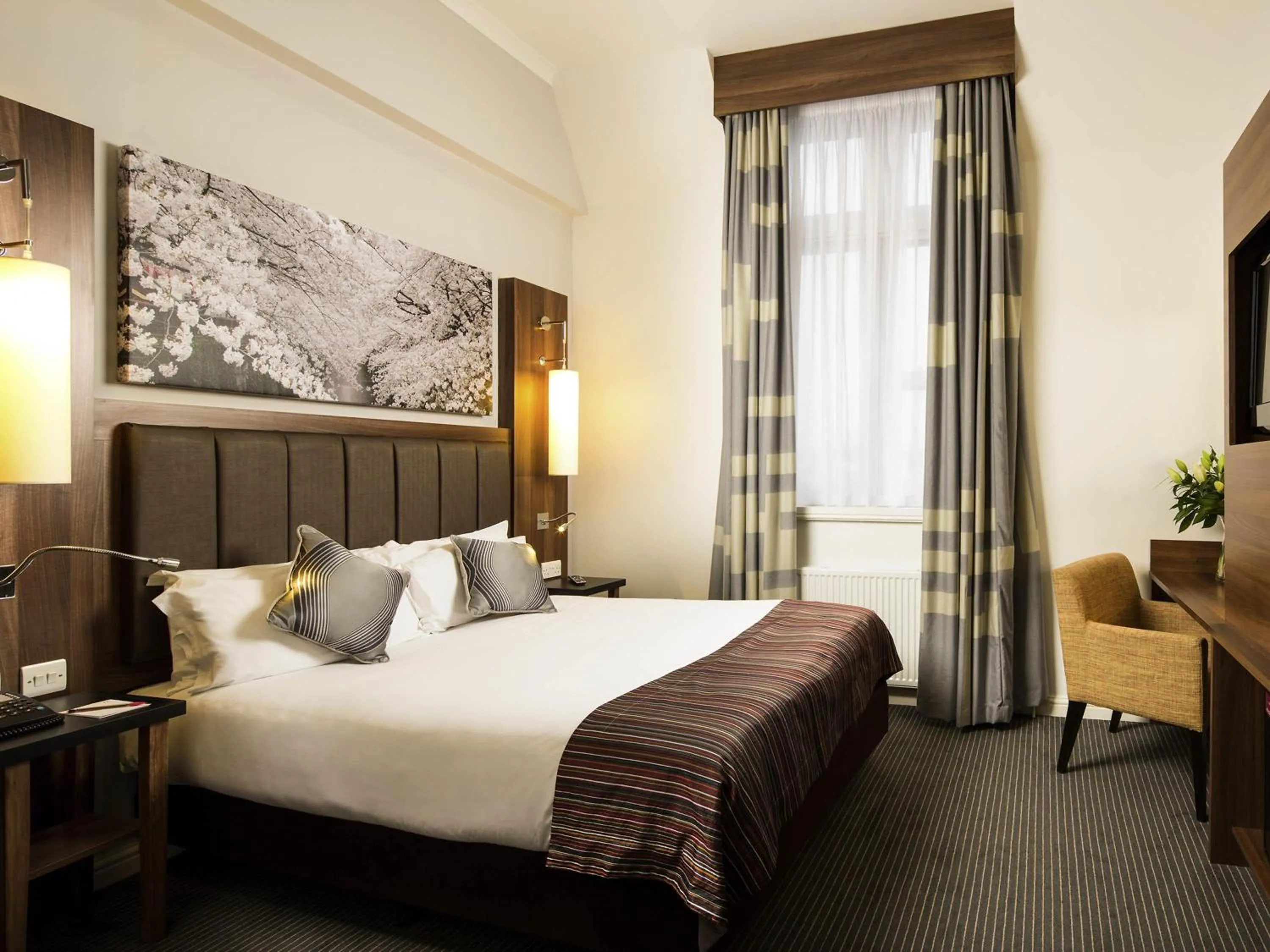 Property building, Bed in Mercure Darlington King's Hotel