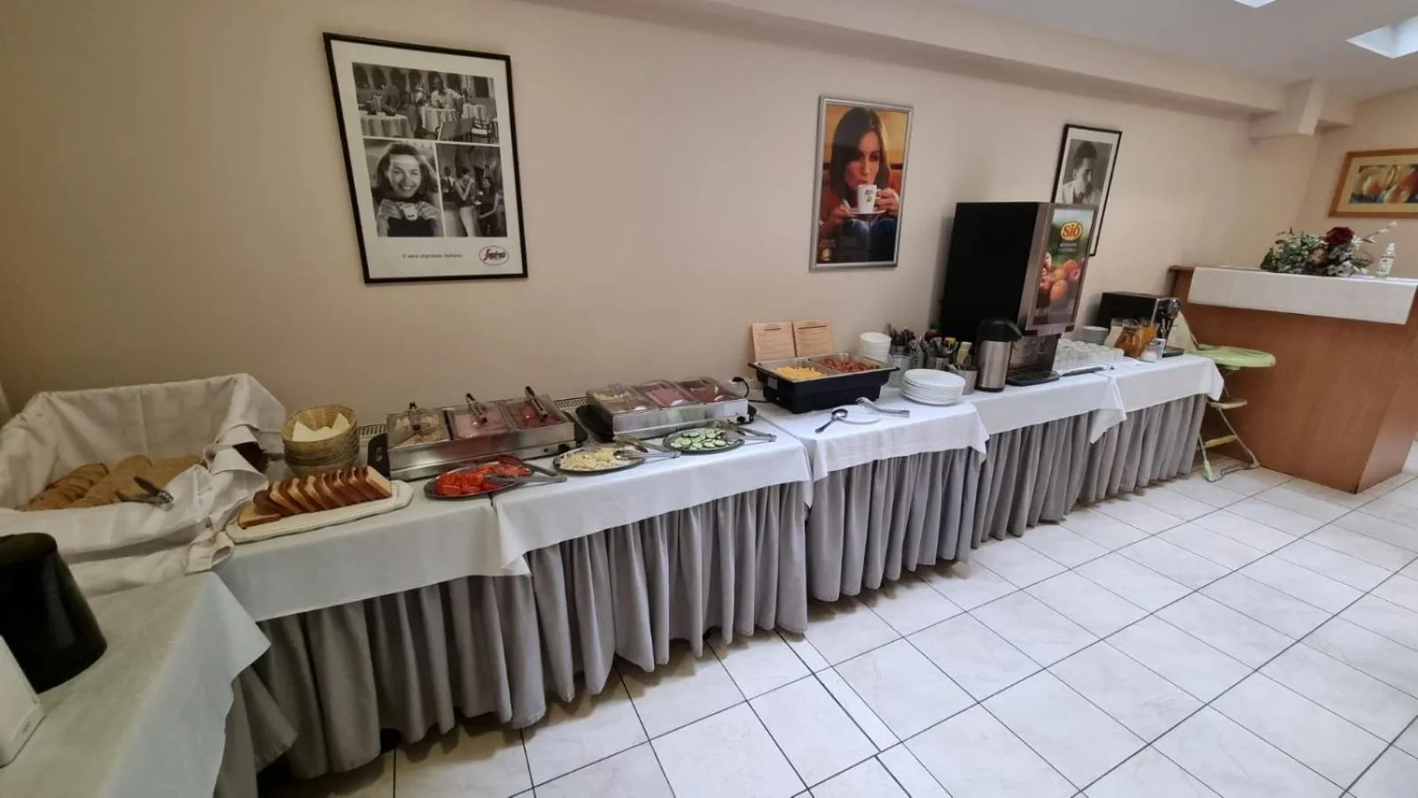 Buffet breakfast in Hotel Rose City