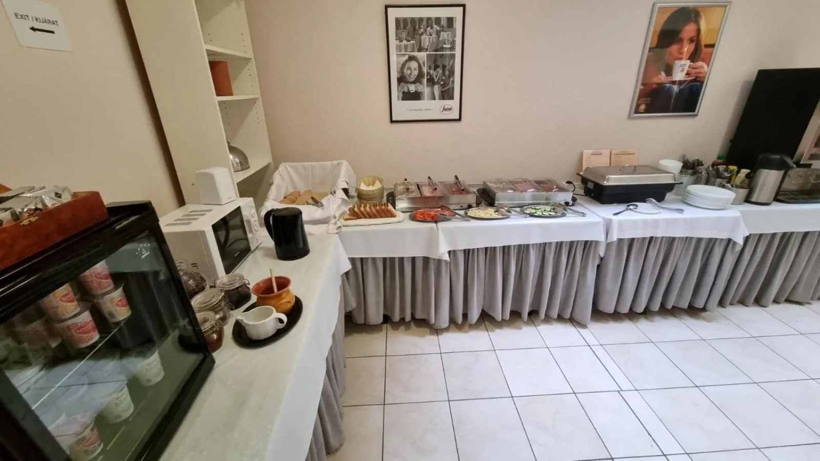 Buffet breakfast in Hotel Rose City