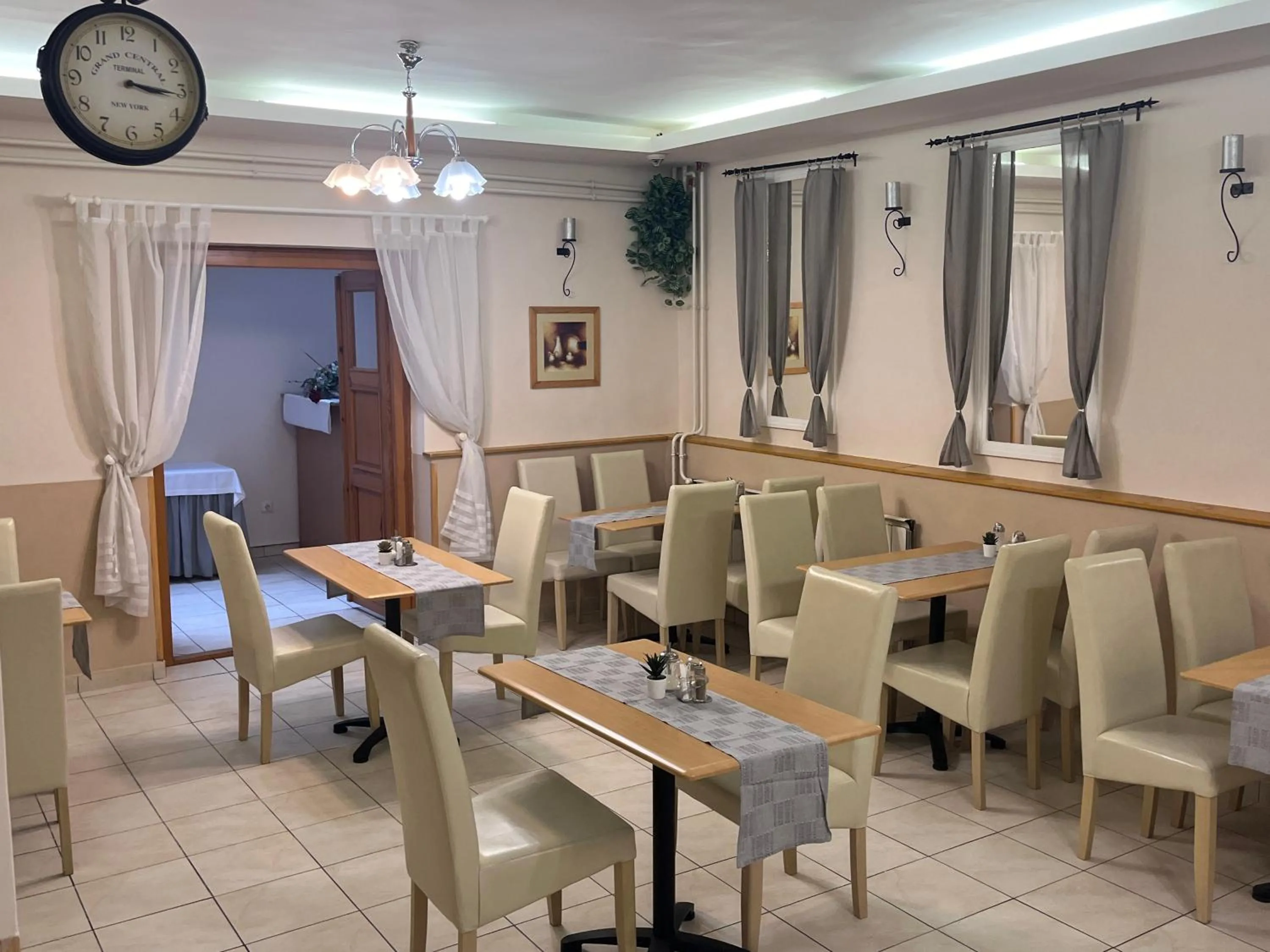 Restaurant/places to eat in Hotel Rose City