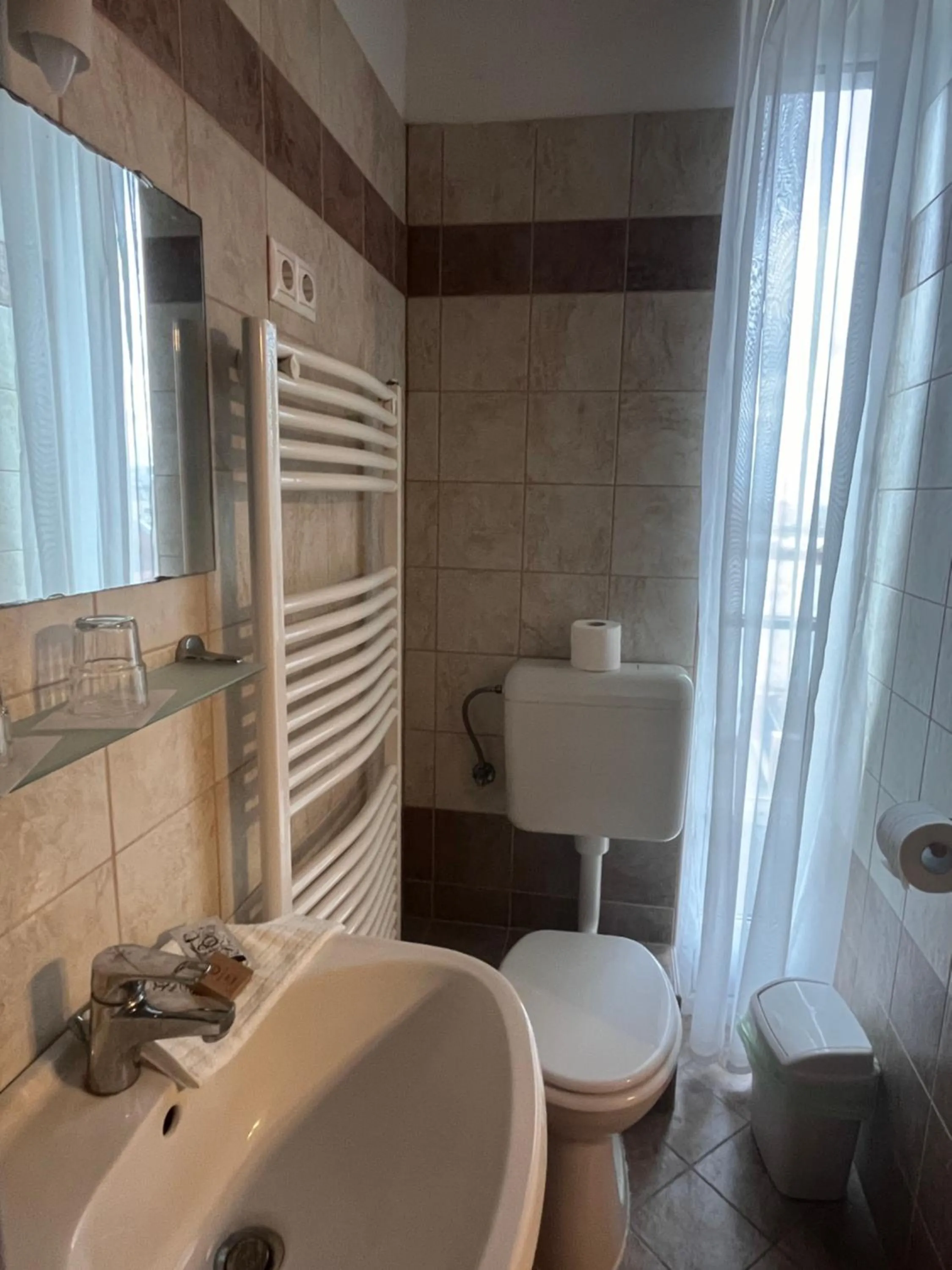 Bathroom in Hotel Rose City