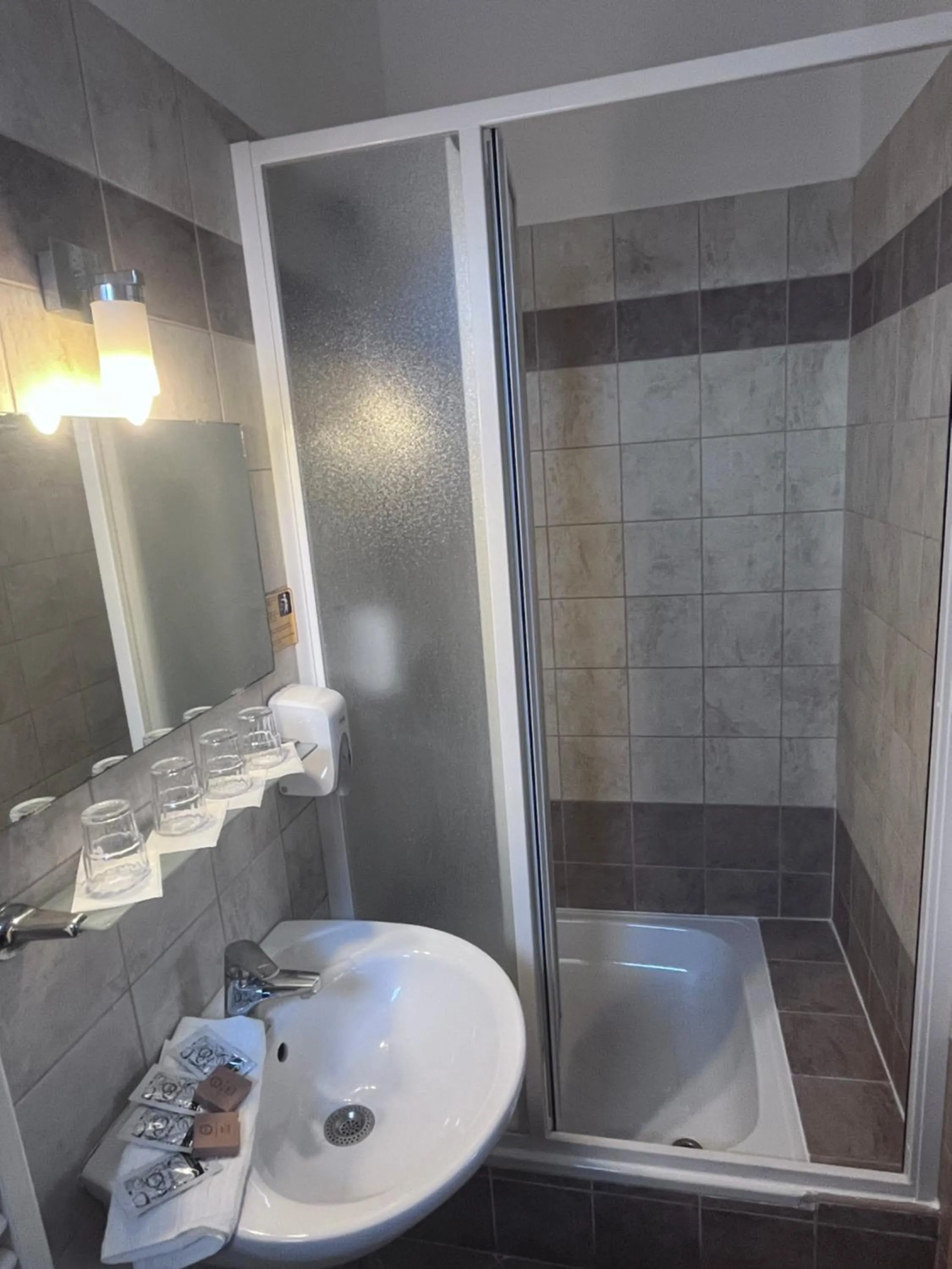 Bathroom in Hotel Rose City