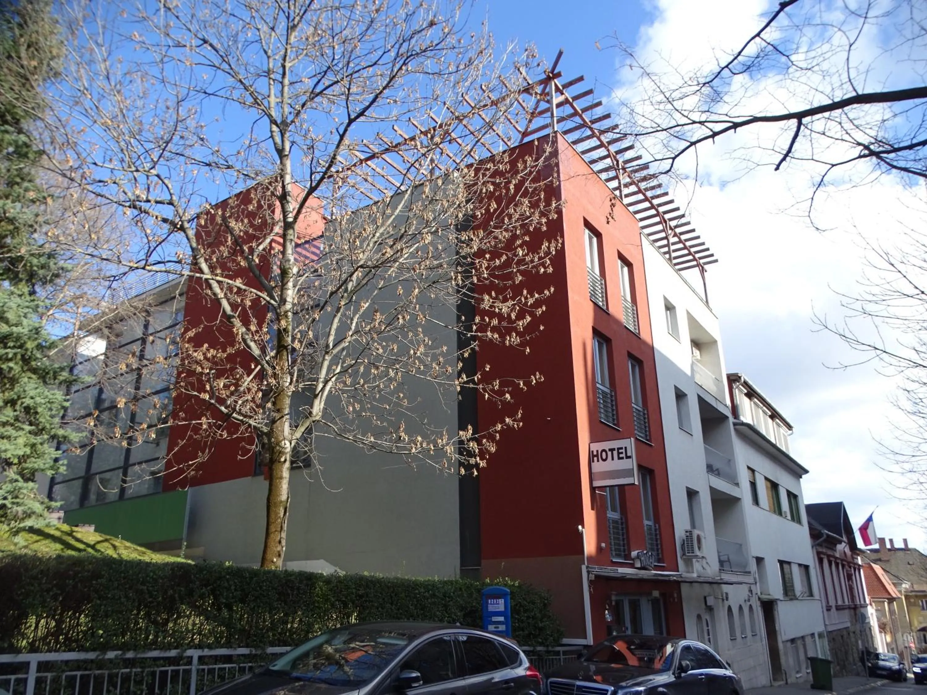Property building in Hotel Rose City